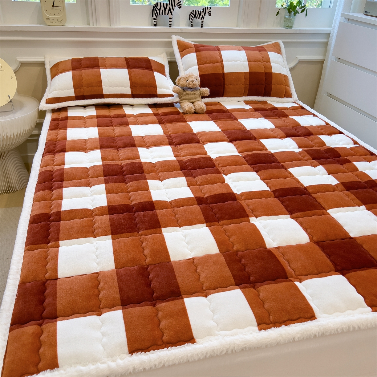 91家纺网 家纺一手货源 找家纺 迪梦思家纺 2025新款A类牛奶绒无印风格子床褥床护垫学生床垫--大床图 平铺款-咖雅格