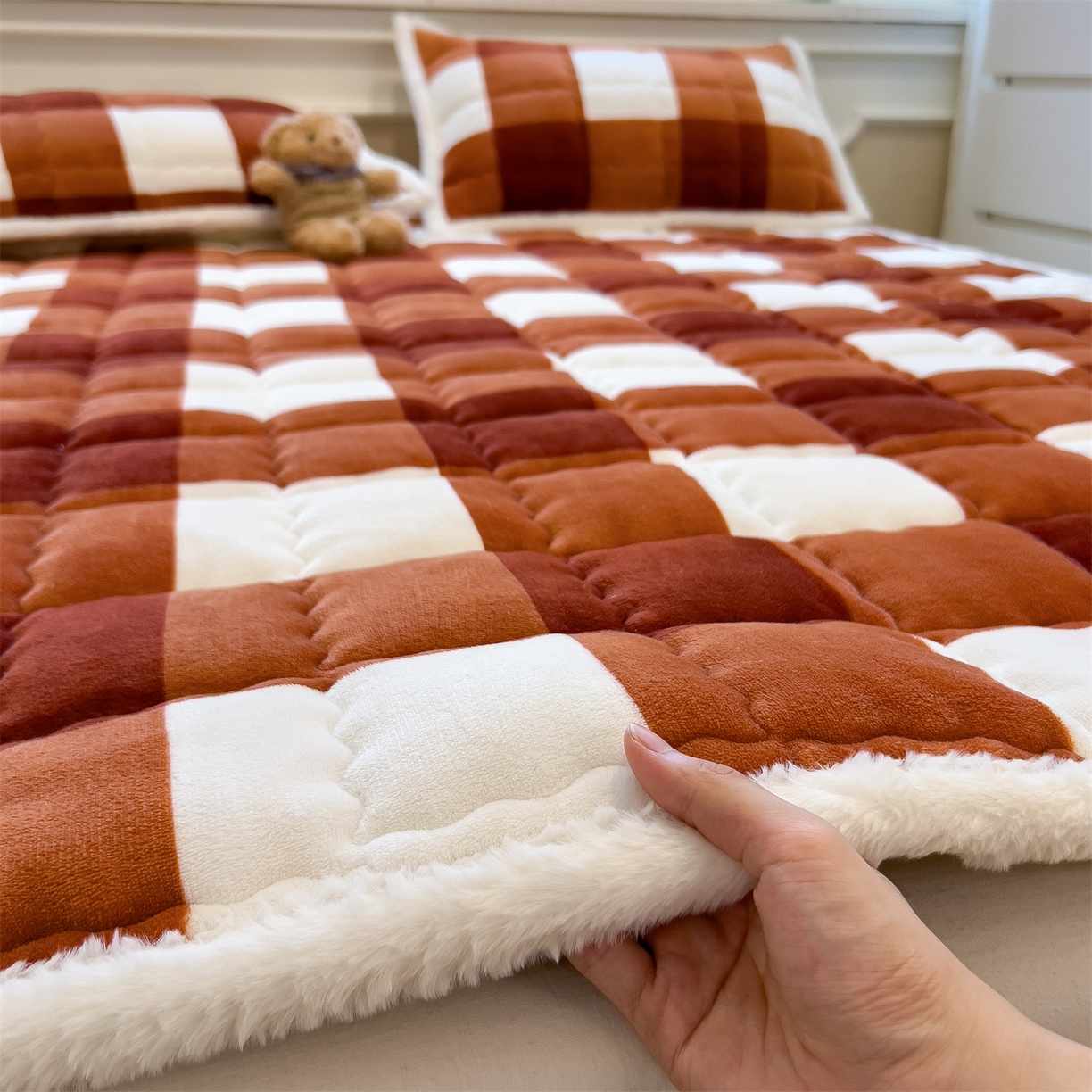 91家纺网 家纺一手货源 找家纺 迪梦思家纺 2025新款A类牛奶绒无印风格子床褥床护垫学生床垫--大床图 平铺款-咖雅格