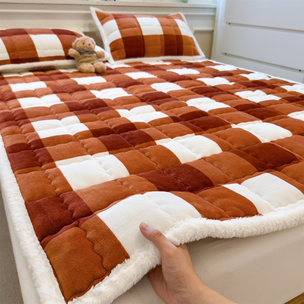 91家纺网 家纺一手货源 找家纺 迪梦思家纺 2025新款A类牛奶绒无印风格子床褥床护垫学生床垫--大床图 平铺款-咖雅格