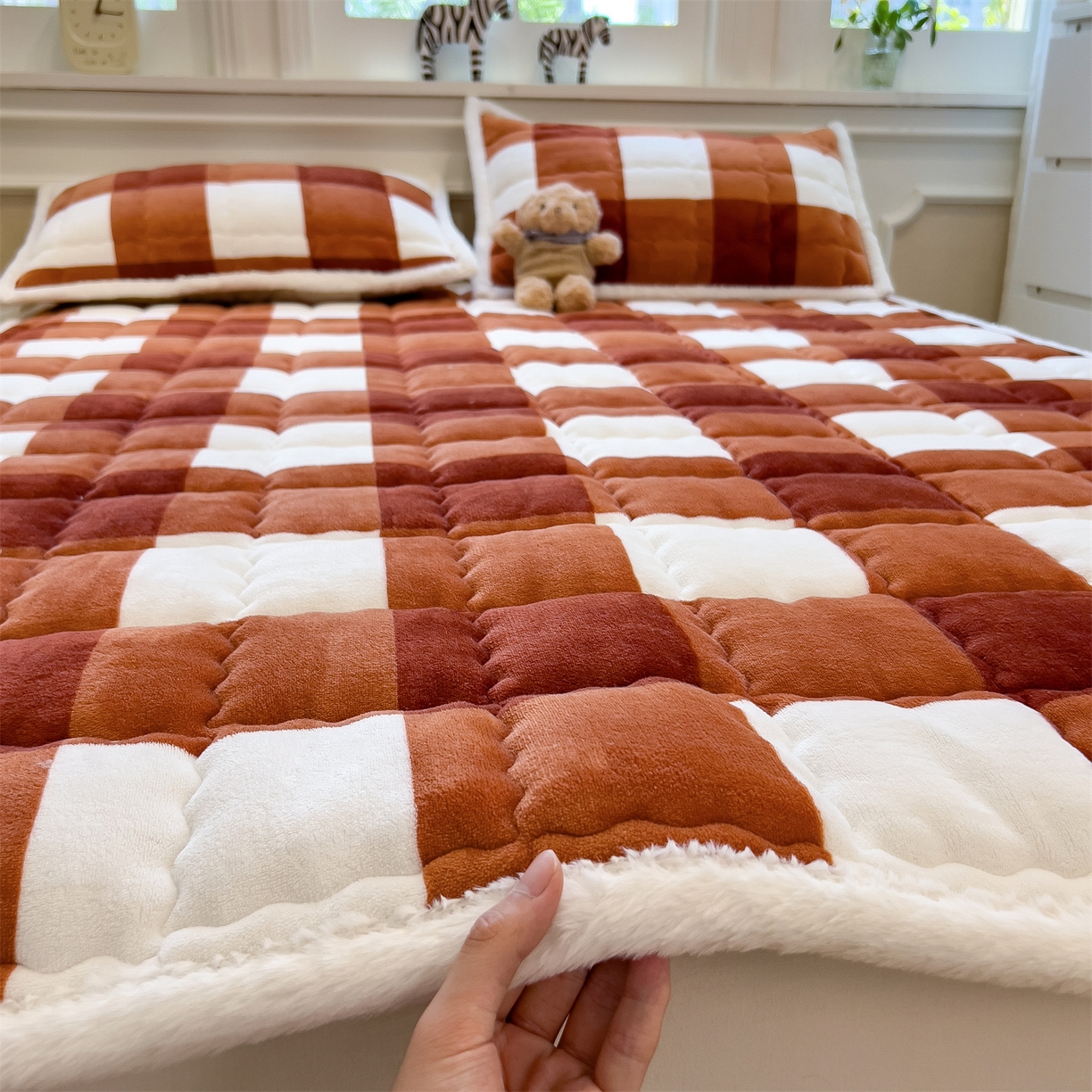 91家纺网 家纺一手货源 找家纺 迪梦思家纺 2025新款A类牛奶绒无印风格子床褥床护垫学生床垫--大床图 平铺款-咖雅格