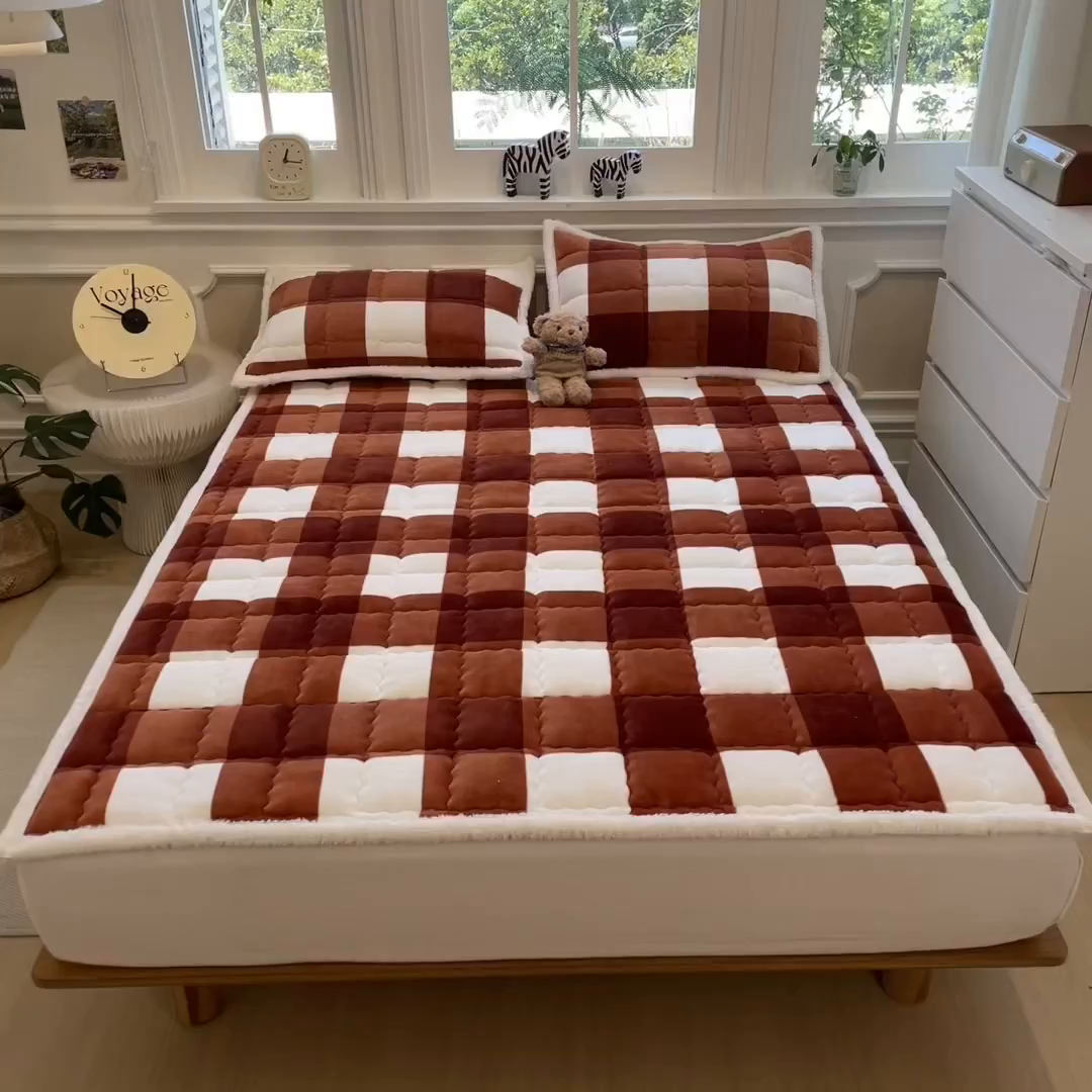 91家纺网 家纺一手货源 找家纺 迪梦思家纺 2025新款A类牛奶绒无印风格子床褥床护垫学生床垫--大床图 平铺款-咖雅格