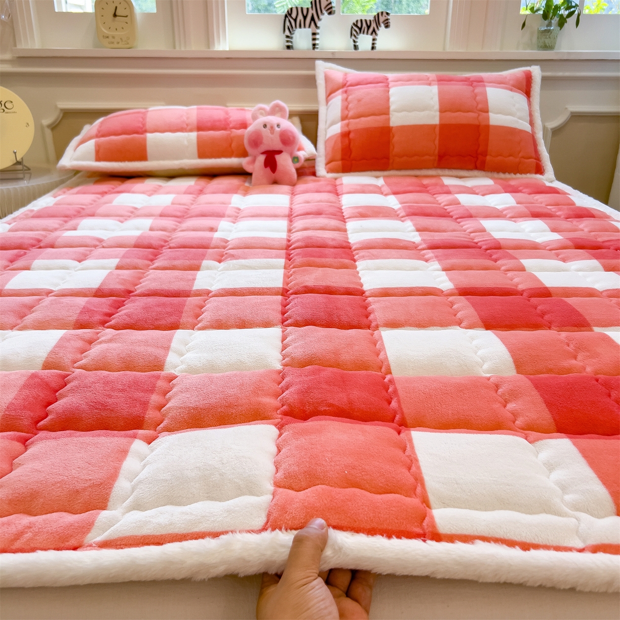 迪梦思家纺 2025新款A类牛奶绒无印风格子床褥床护垫学生床垫--大床图 平铺款-粉大格