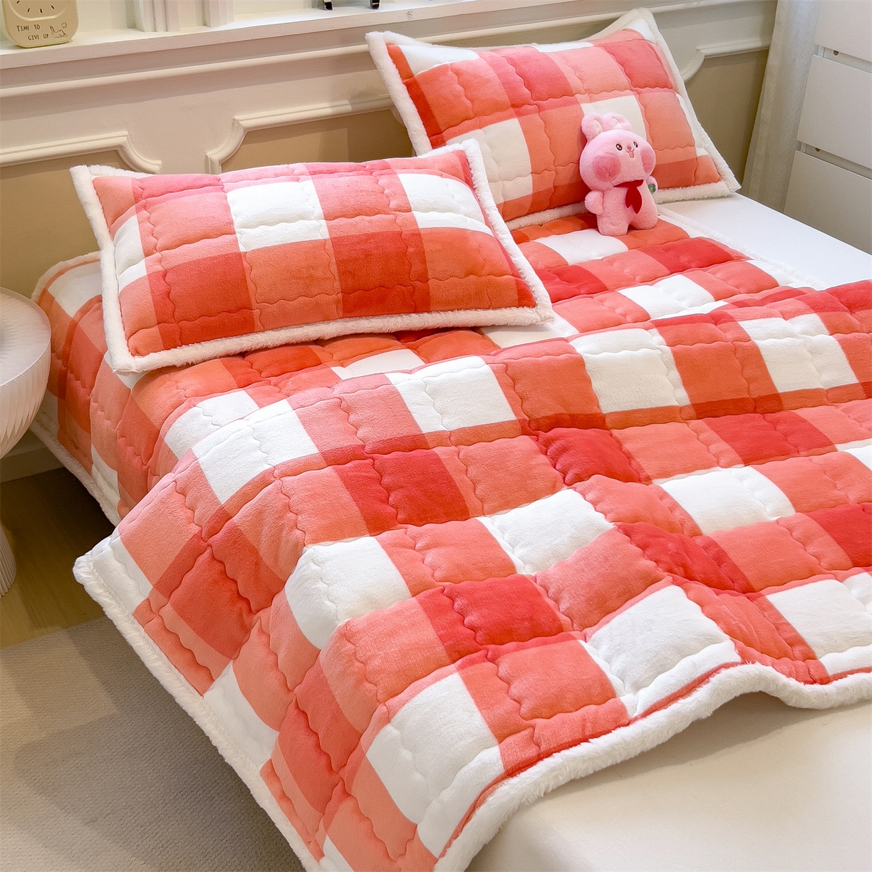 91家纺网 家纺一手货源 找家纺 迪梦思家纺 2025新款A类牛奶绒无印风格子床褥床护垫学生床垫--大床图 平铺款-粉大格