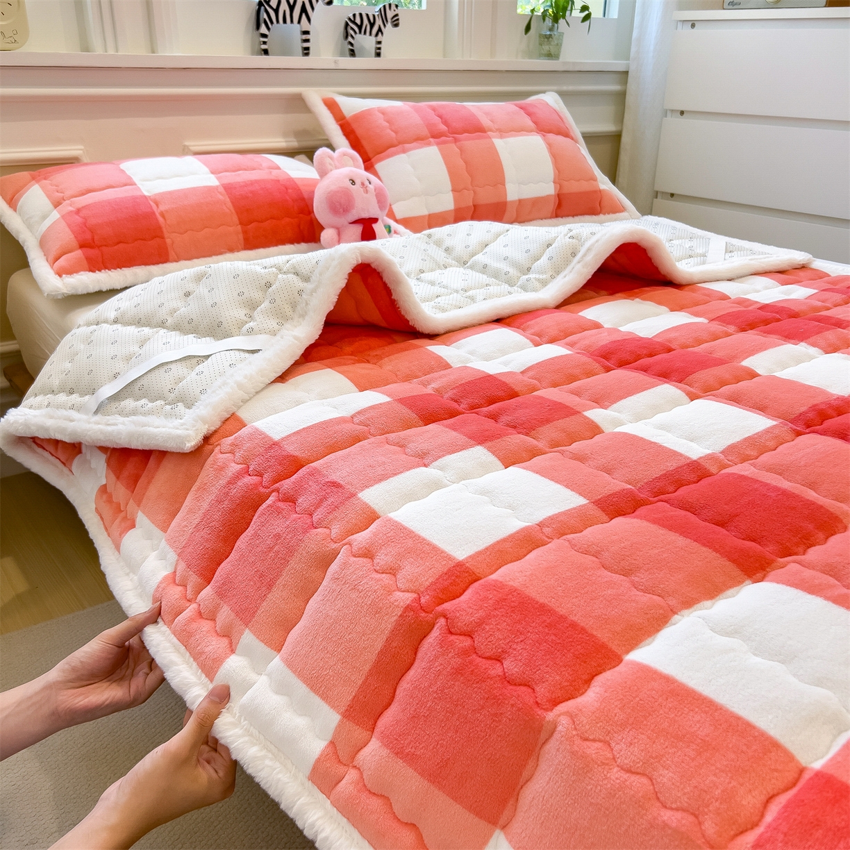 91家纺网 家纺一手货源 找家纺 迪梦思家纺 2025新款A类牛奶绒无印风格子床褥床护垫学生床垫--大床图 平铺款-粉大格