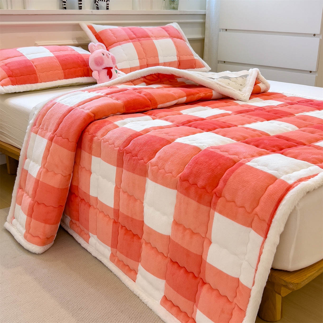 91家纺网 家纺一手货源 找家纺 迪梦思家纺 2025新款A类牛奶绒无印风格子床褥床护垫学生床垫--大床图 平铺款-粉大格