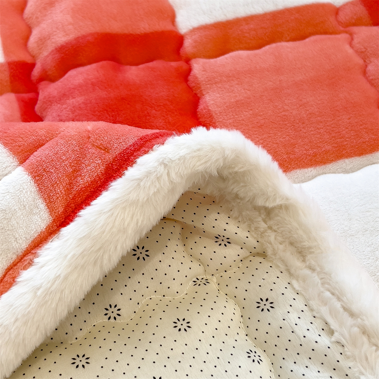 91家纺网 家纺一手货源 找家纺 迪梦思家纺 2025新款A类牛奶绒无印风格子床褥床护垫学生床垫--大床图 平铺款-粉大格