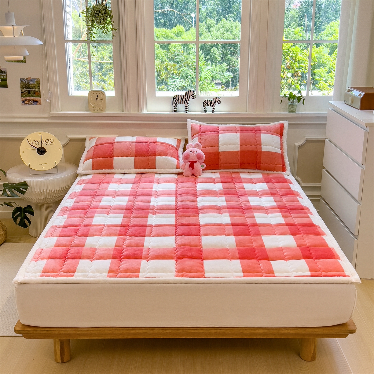 91家纺网 家纺一手货源 找家纺 迪梦思家纺 2025新款A类牛奶绒无印风格子床褥床护垫学生床垫--大床图 平铺款-粉大格