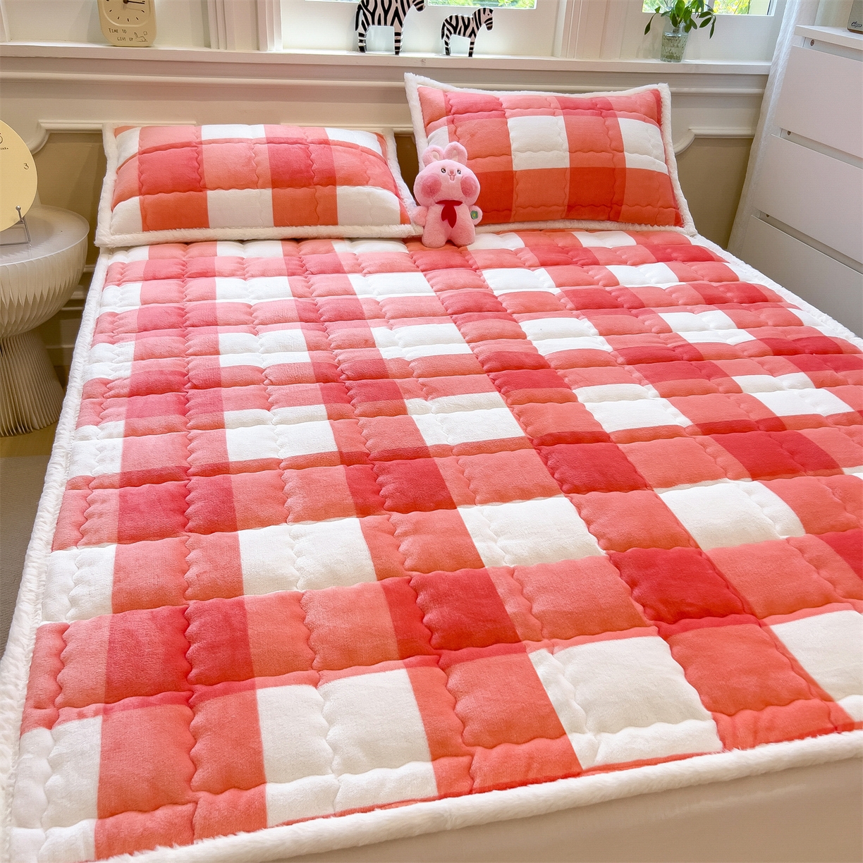 91家纺网 家纺一手货源 找家纺 迪梦思家纺 2025新款A类牛奶绒无印风格子床褥床护垫学生床垫--大床图 平铺款-粉大格