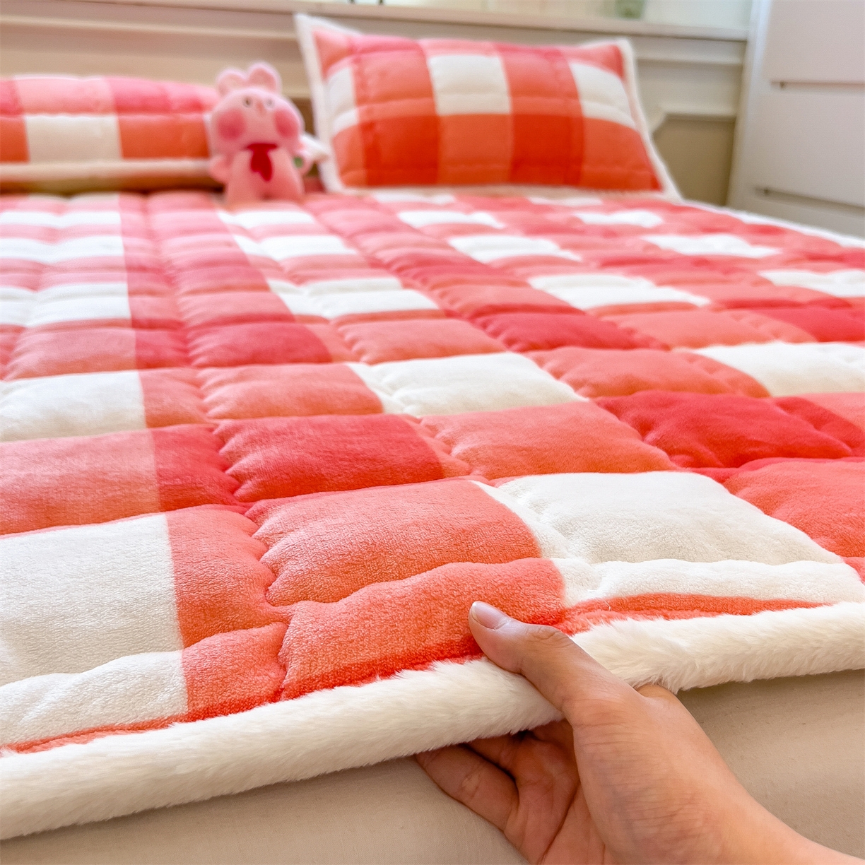 91家纺网 家纺一手货源 找家纺 迪梦思家纺 2025新款A类牛奶绒无印风格子床褥床护垫学生床垫--大床图 平铺款-粉大格