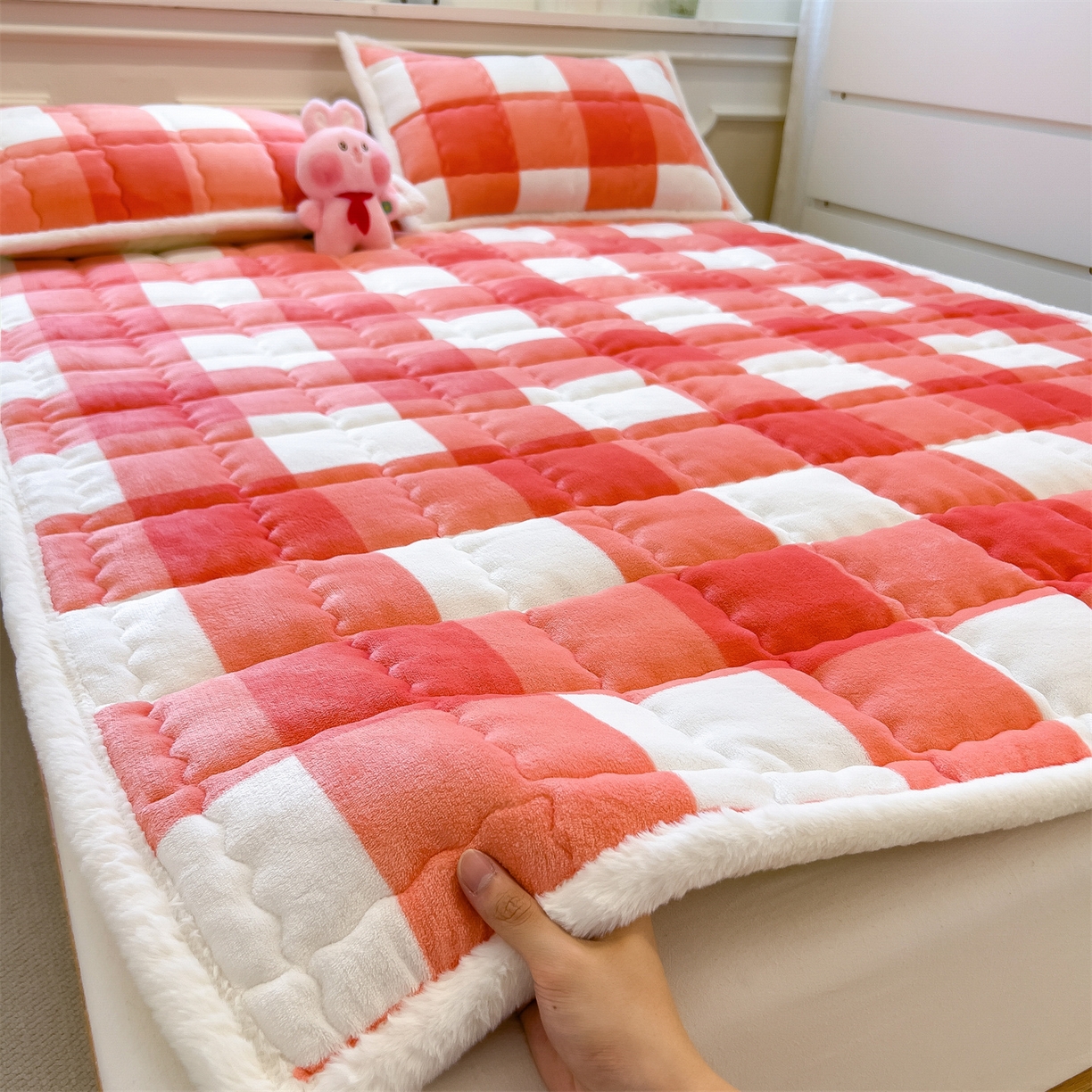 91家纺网 家纺一手货源 找家纺 迪梦思家纺 2025新款A类牛奶绒无印风格子床褥床护垫学生床垫--大床图 平铺款-粉大格