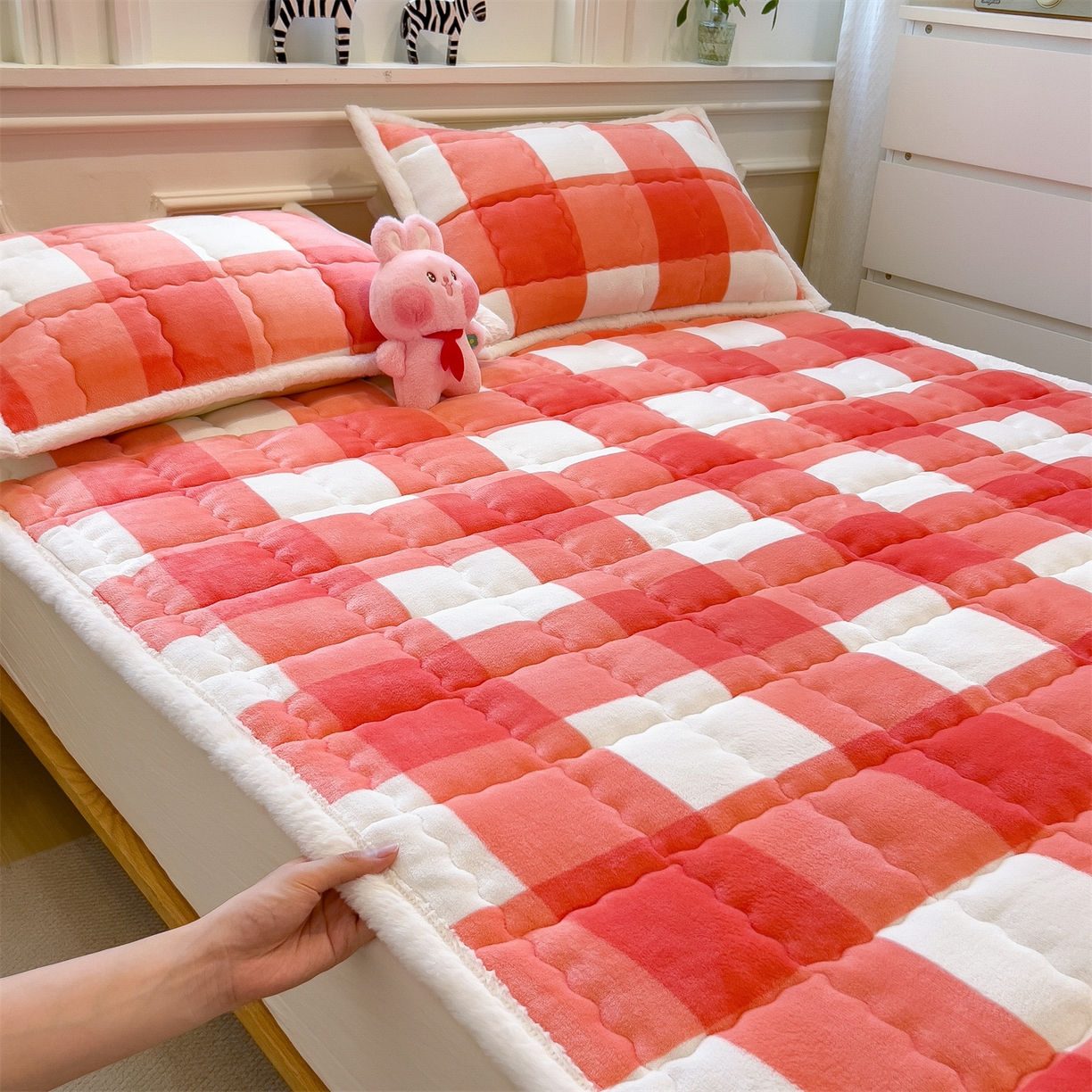 91家纺网 家纺一手货源 找家纺 迪梦思家纺 2025新款A类牛奶绒无印风格子床褥床护垫学生床垫--大床图 平铺款-粉大格