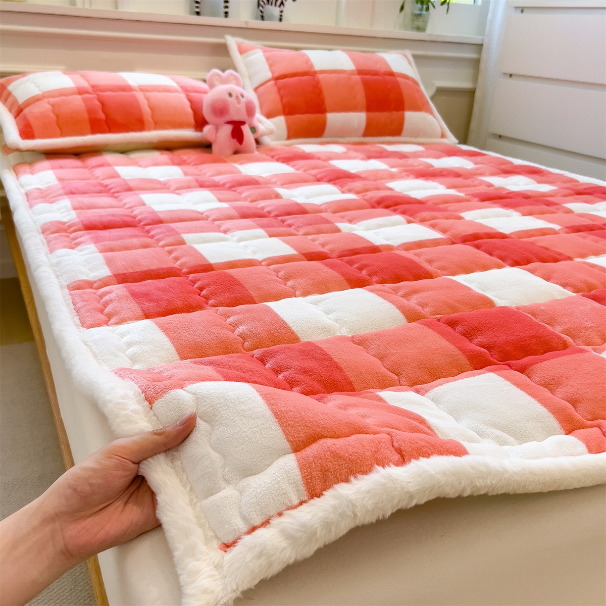 91家纺网 家纺一手货源 找家纺 迪梦思家纺 2025新款A类牛奶绒无印风格子床褥床护垫学生床垫--大床图 平铺款-粉大格