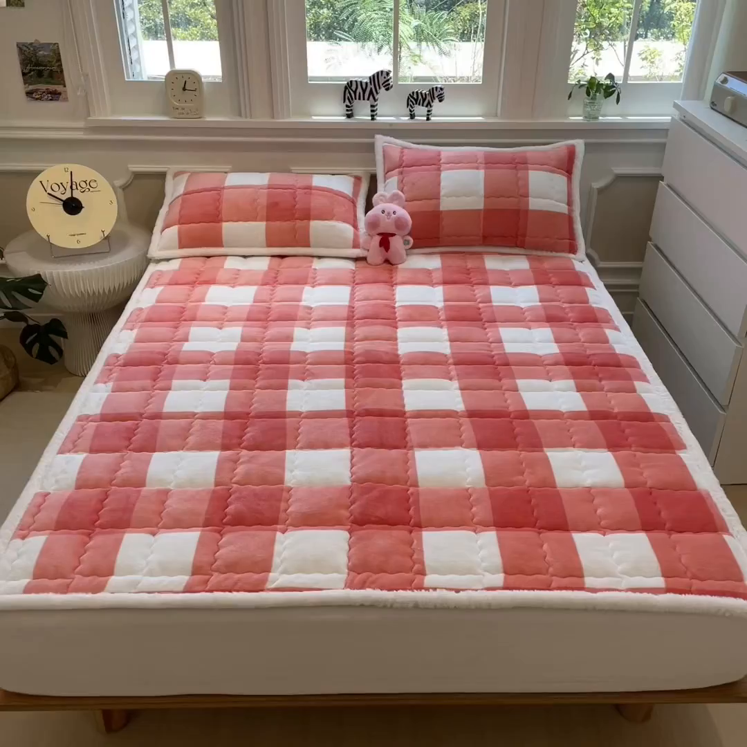 91家纺网 家纺一手货源 找家纺 迪梦思家纺 2025新款A类牛奶绒无印风格子床褥床护垫学生床垫--大床图 平铺款-粉大格