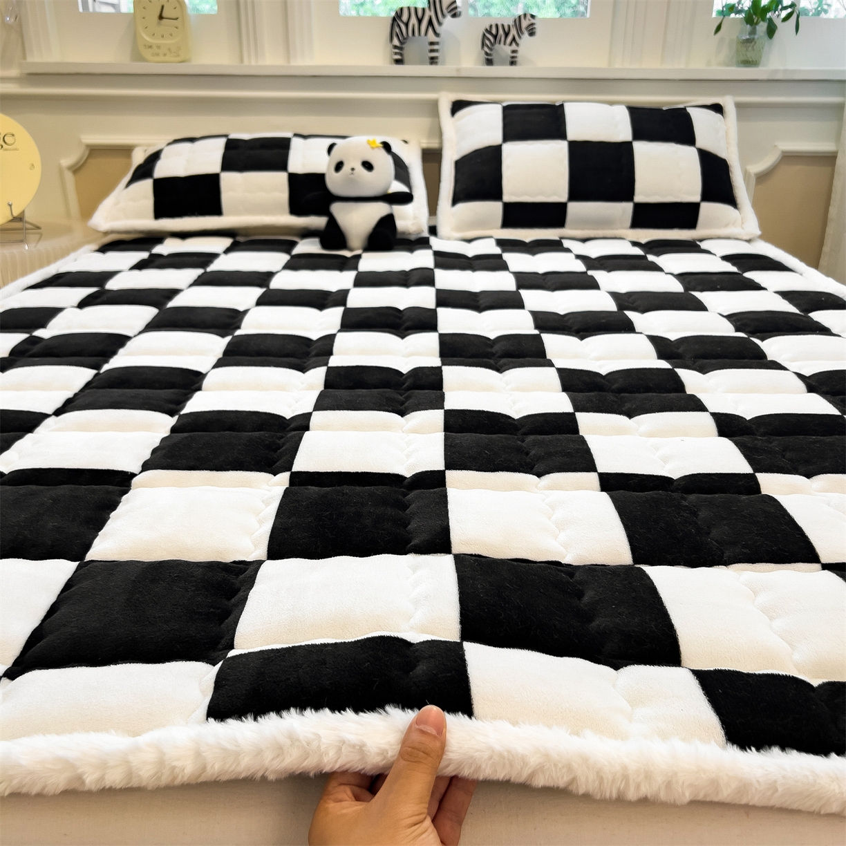 91家纺网 家纺一手货源 找家纺 迪梦思家纺 2025新款A类牛奶绒无印风格子床褥床护垫学生床垫--大床图 平铺款-钢琴格