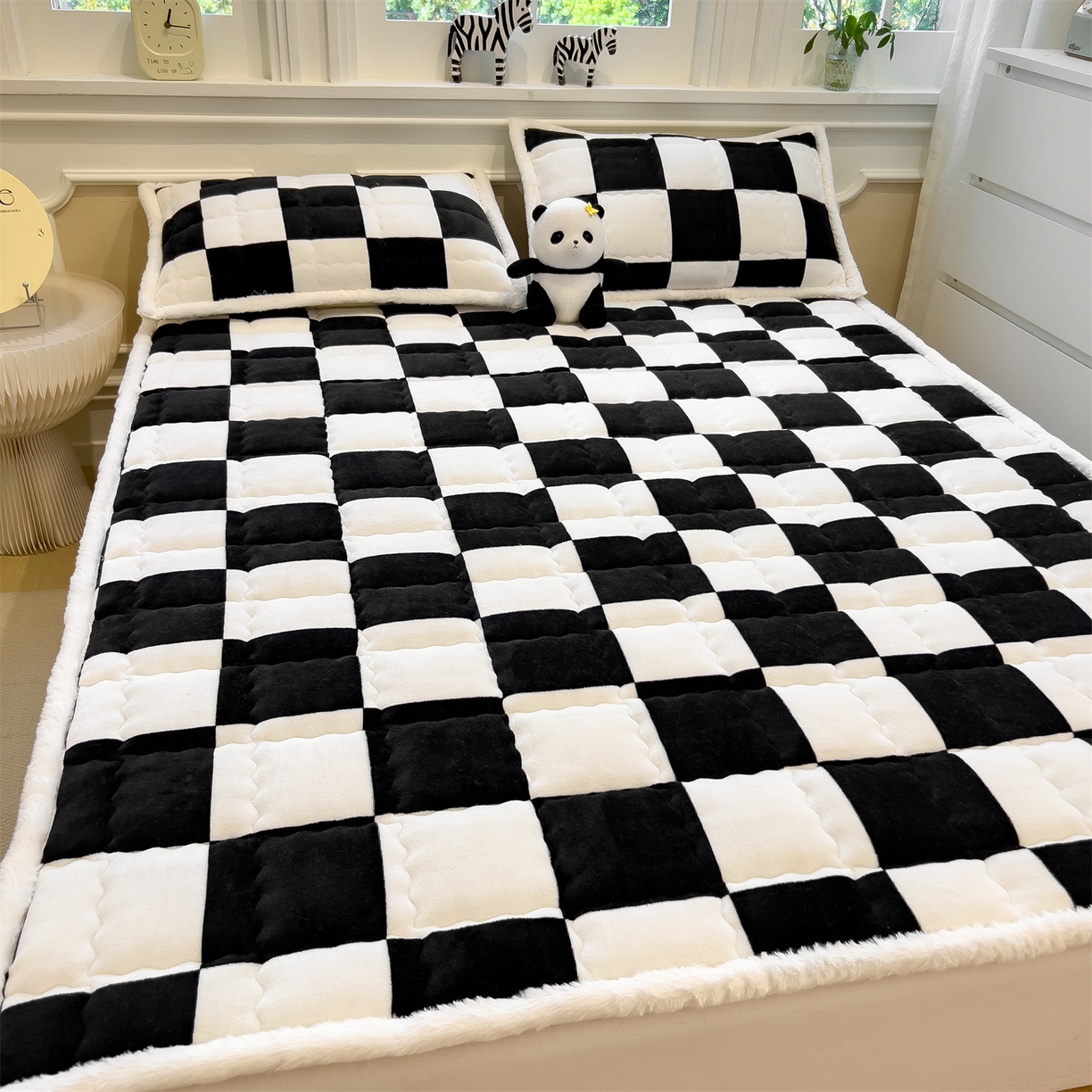 91家纺网 家纺一手货源 找家纺 迪梦思家纺 2025新款A类牛奶绒无印风格子床褥床护垫学生床垫--大床图 平铺款-钢琴格