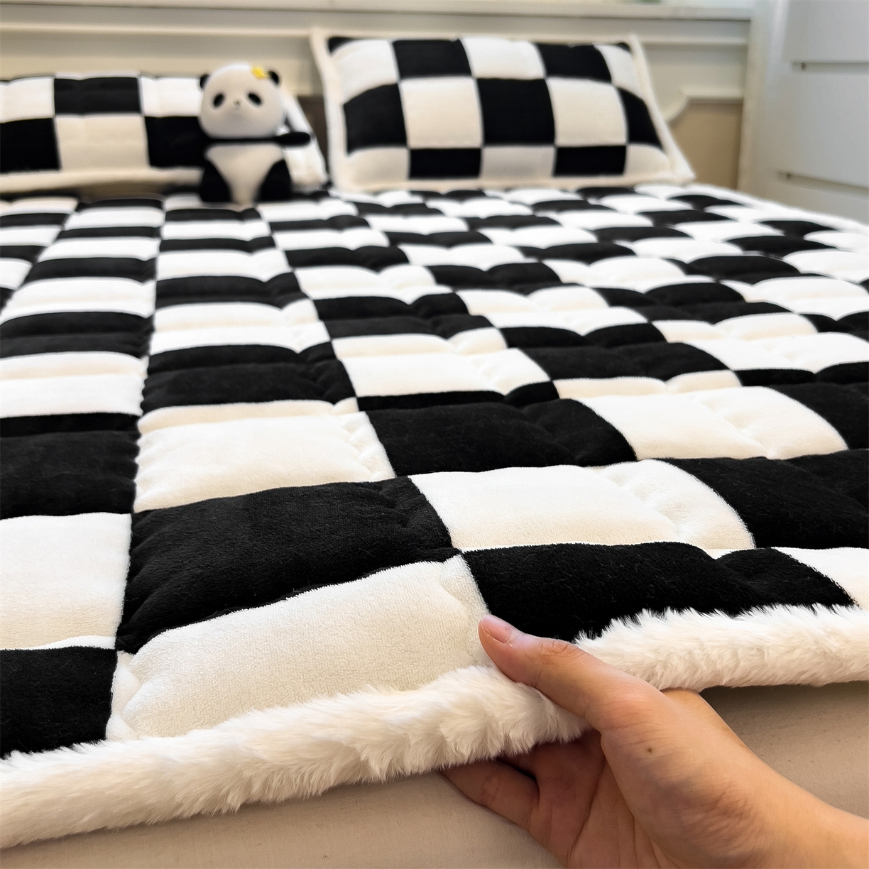 91家纺网 家纺一手货源 找家纺 迪梦思家纺 2025新款A类牛奶绒无印风格子床褥床护垫学生床垫--大床图 平铺款-钢琴格