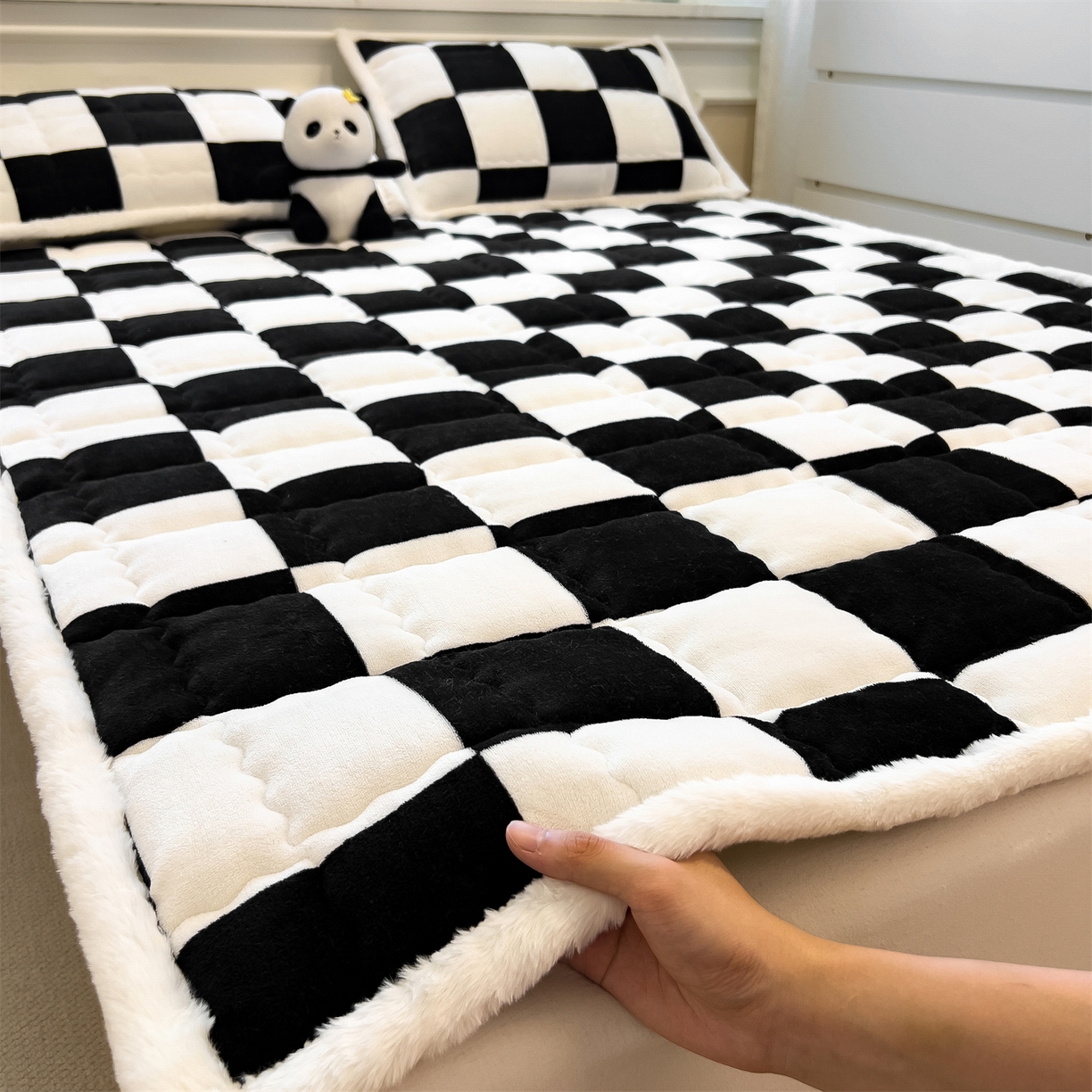 91家纺网 家纺一手货源 找家纺 迪梦思家纺 2025新款A类牛奶绒无印风格子床褥床护垫学生床垫--大床图 平铺款-钢琴格