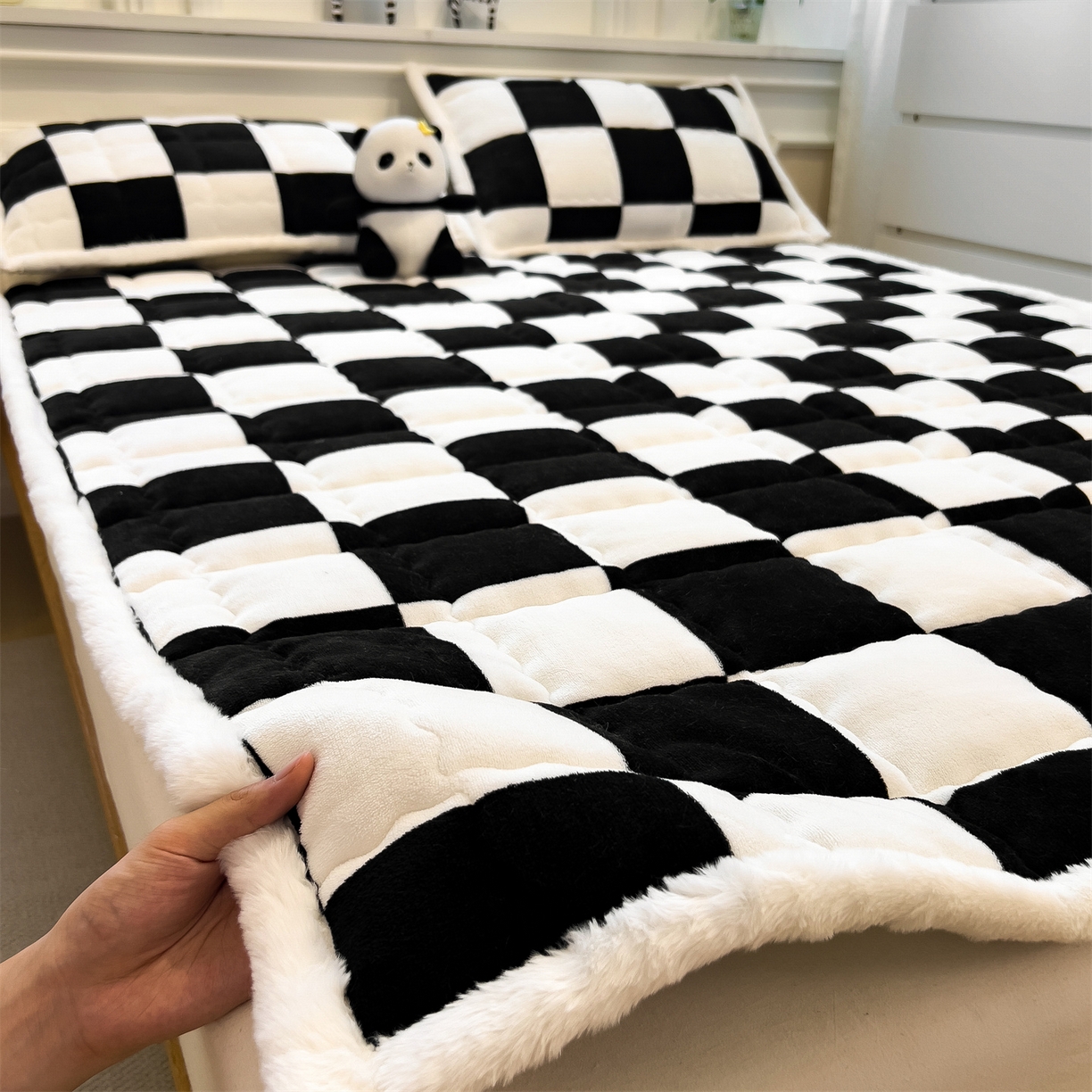 91家纺网 家纺一手货源 找家纺 迪梦思家纺 2025新款A类牛奶绒无印风格子床褥床护垫学生床垫--大床图 平铺款-钢琴格