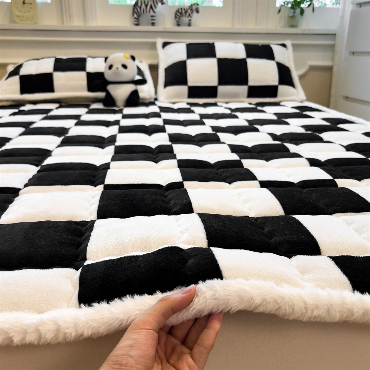 91家纺网 家纺一手货源 找家纺 迪梦思家纺 2025新款A类牛奶绒无印风格子床褥床护垫学生床垫--大床图 平铺款-钢琴格