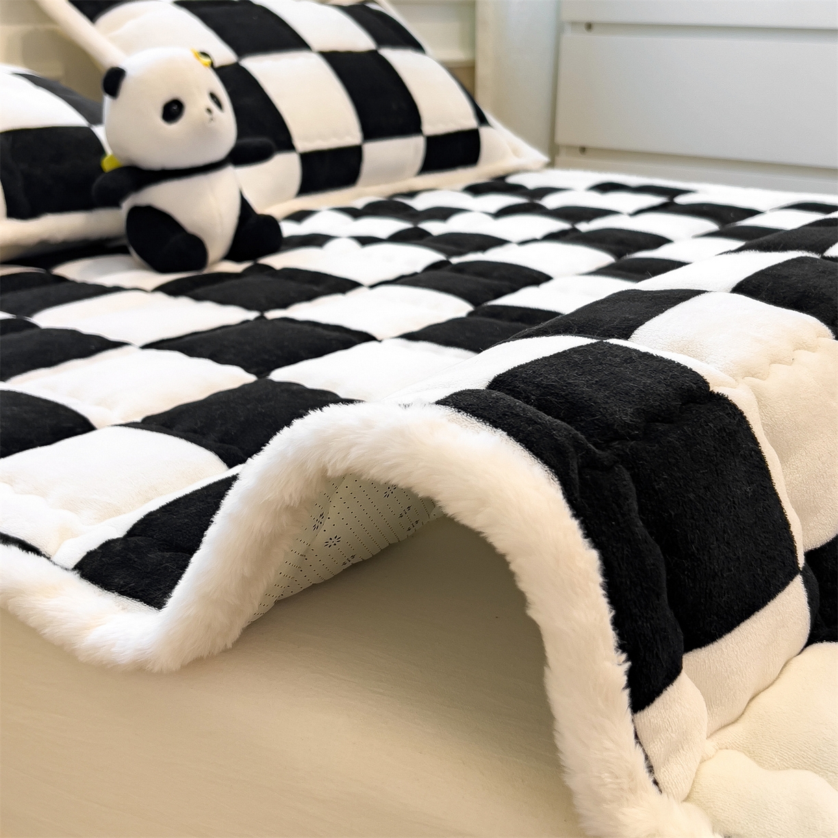 91家纺网 家纺一手货源 找家纺 迪梦思家纺 2025新款A类牛奶绒无印风格子床褥床护垫学生床垫--大床图 平铺款-钢琴格