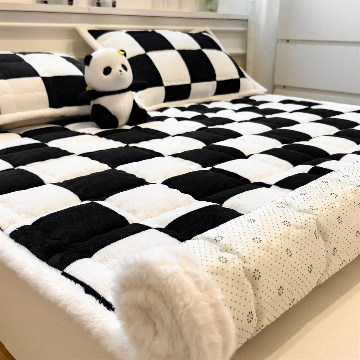 91家纺网 家纺一手货源 找家纺 迪梦思家纺 2025新款A类牛奶绒无印风格子床褥床护垫学生床垫--大床图 平铺款-钢琴格