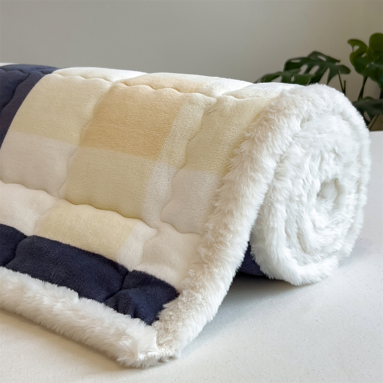 91家纺网 家纺一手货源 找家纺 迪梦思家纺 2025新款A类牛奶绒无印风格子床褥床护垫学生床垫--大床图 平铺款-红蓝格