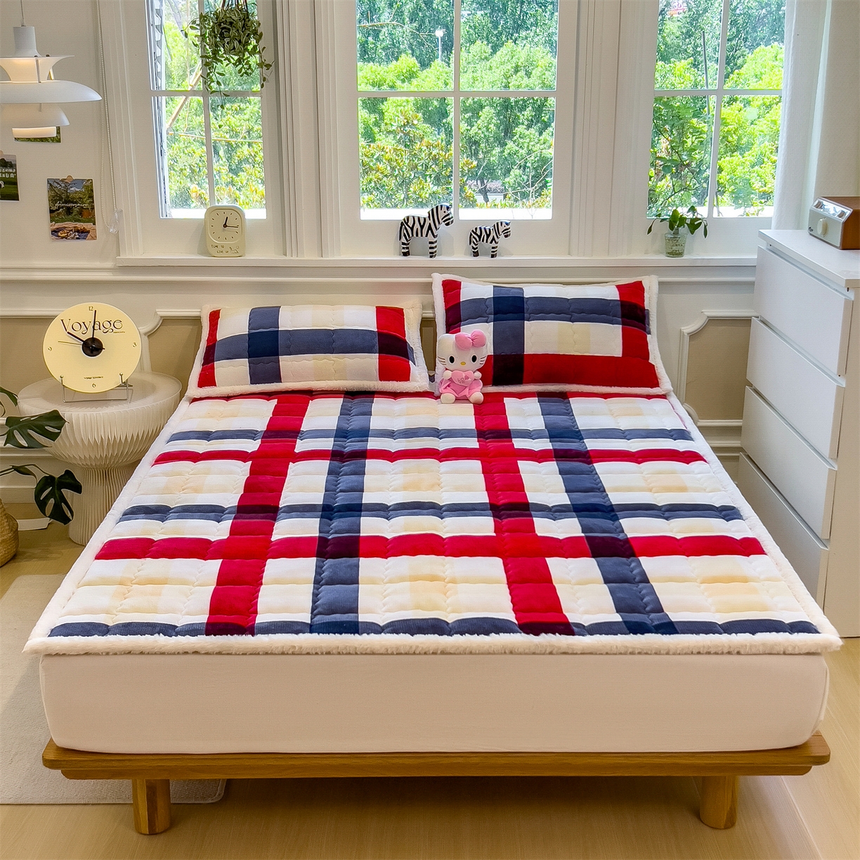 91家纺网 家纺一手货源 找家纺 迪梦思家纺 2025新款A类牛奶绒无印风格子床褥床护垫学生床垫--大床图 平铺款-红蓝格