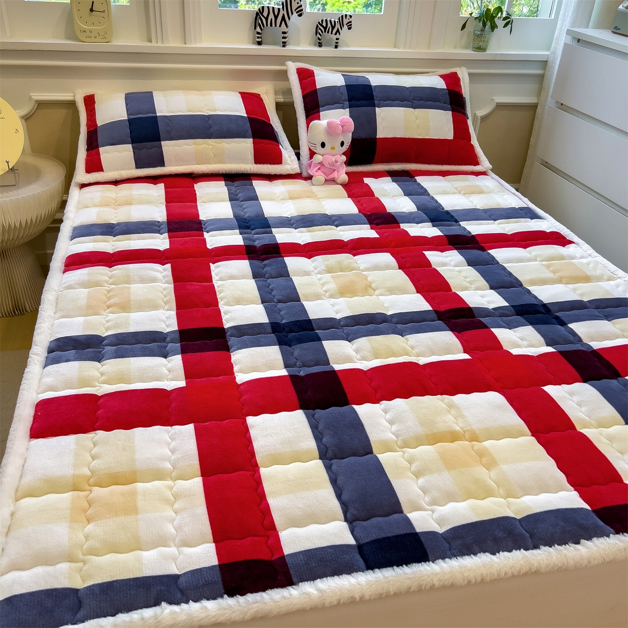 91家纺网 家纺一手货源 找家纺 迪梦思家纺 2025新款A类牛奶绒无印风格子床褥床护垫学生床垫--大床图 平铺款-红蓝格