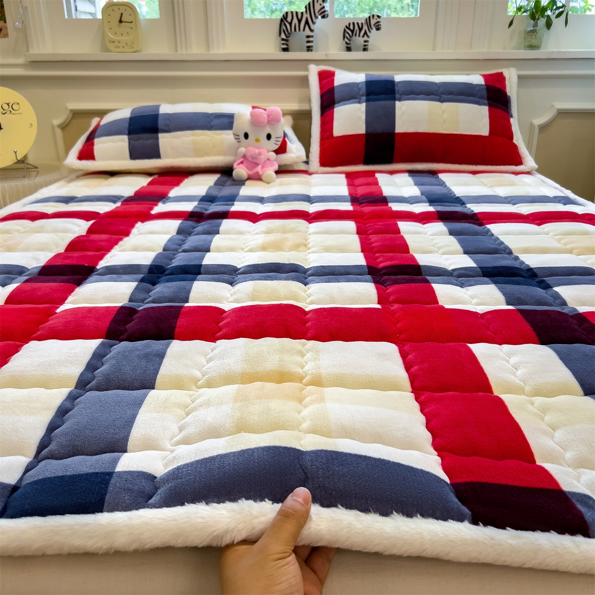 91家纺网 家纺一手货源 找家纺 迪梦思家纺 2025新款A类牛奶绒无印风格子床褥床护垫学生床垫--大床图 平铺款-红蓝格