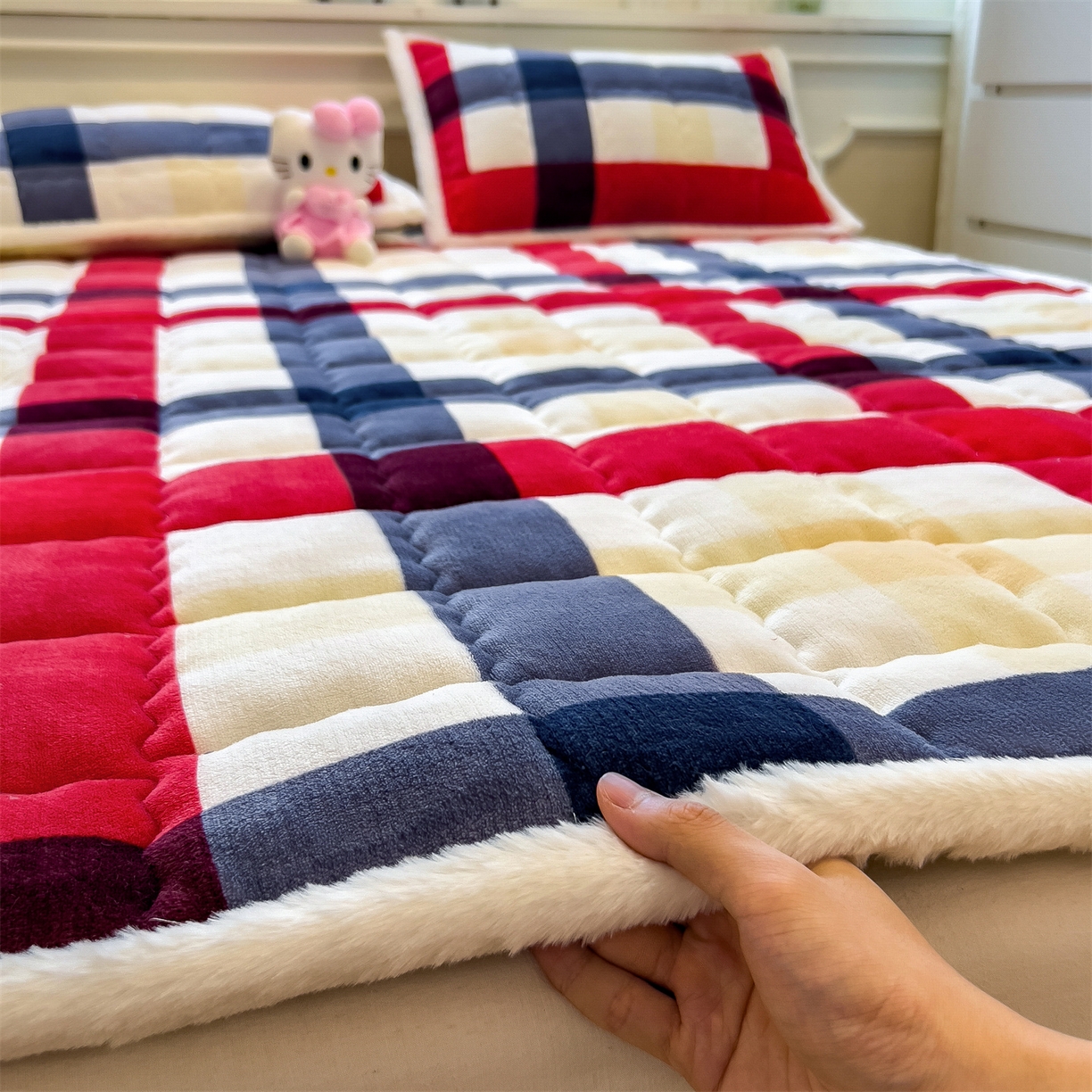 91家纺网 家纺一手货源 找家纺 迪梦思家纺 2025新款A类牛奶绒无印风格子床褥床护垫学生床垫--大床图 平铺款-红蓝格