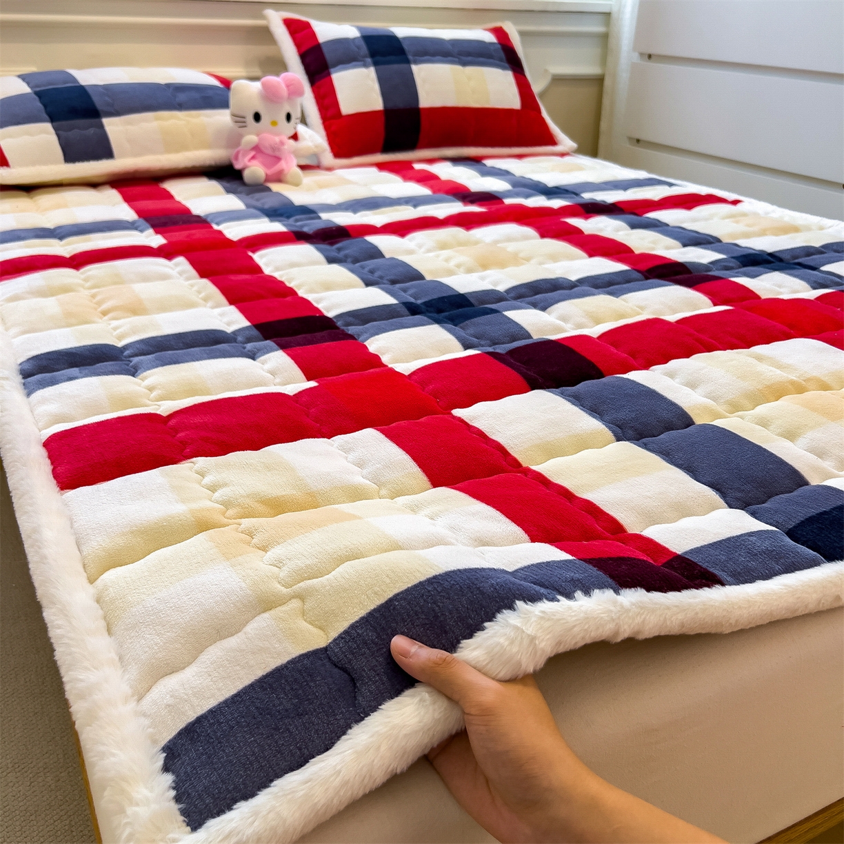 91家纺网 家纺一手货源 找家纺 迪梦思家纺 2025新款A类牛奶绒无印风格子床褥床护垫学生床垫--大床图 平铺款-红蓝格