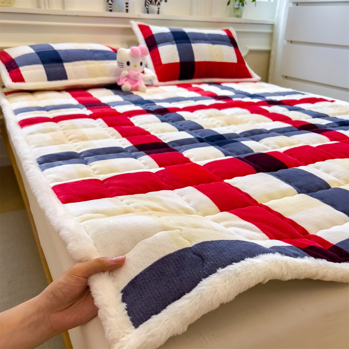 91家纺网 家纺一手货源 找家纺 迪梦思家纺 2025新款A类牛奶绒无印风格子床褥床护垫学生床垫--大床图 平铺款-红蓝格