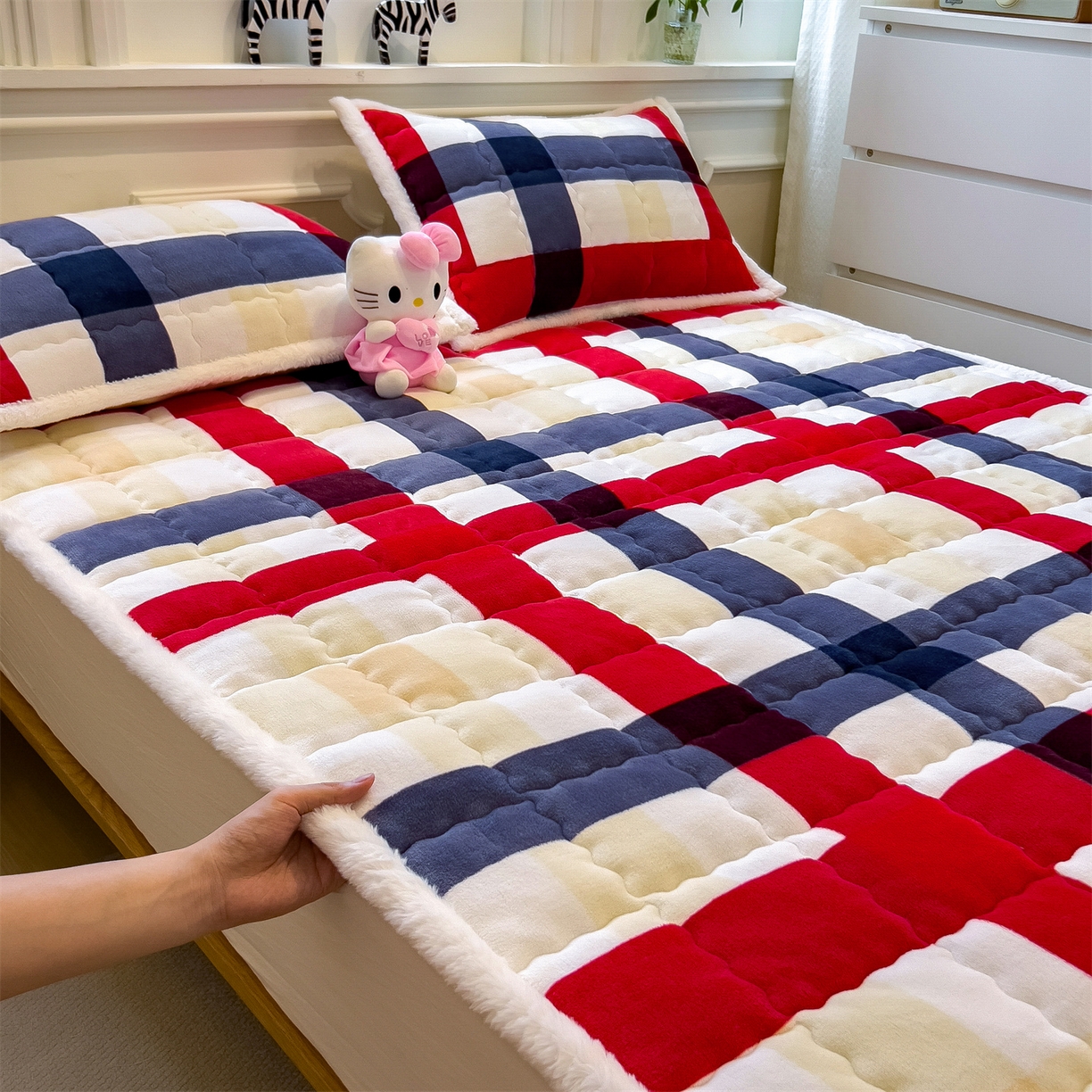91家纺网 家纺一手货源 找家纺 迪梦思家纺 2025新款A类牛奶绒无印风格子床褥床护垫学生床垫--大床图 平铺款-红蓝格