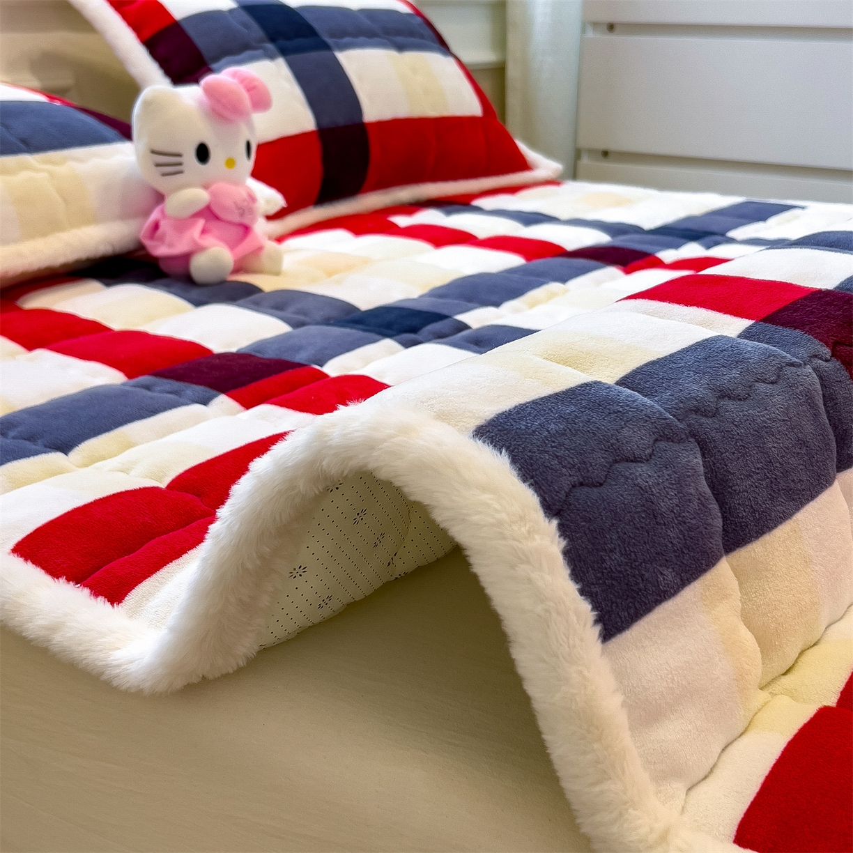 91家纺网 家纺一手货源 找家纺 迪梦思家纺 2025新款A类牛奶绒无印风格子床褥床护垫学生床垫--大床图 平铺款-红蓝格