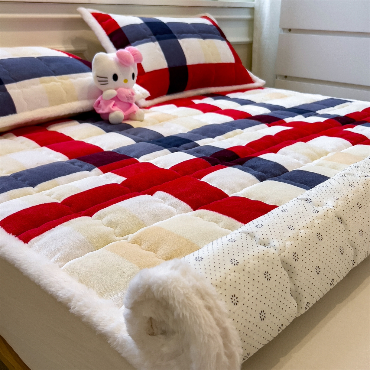 91家纺网 家纺一手货源 找家纺 迪梦思家纺 2025新款A类牛奶绒无印风格子床褥床护垫学生床垫--大床图 平铺款-红蓝格