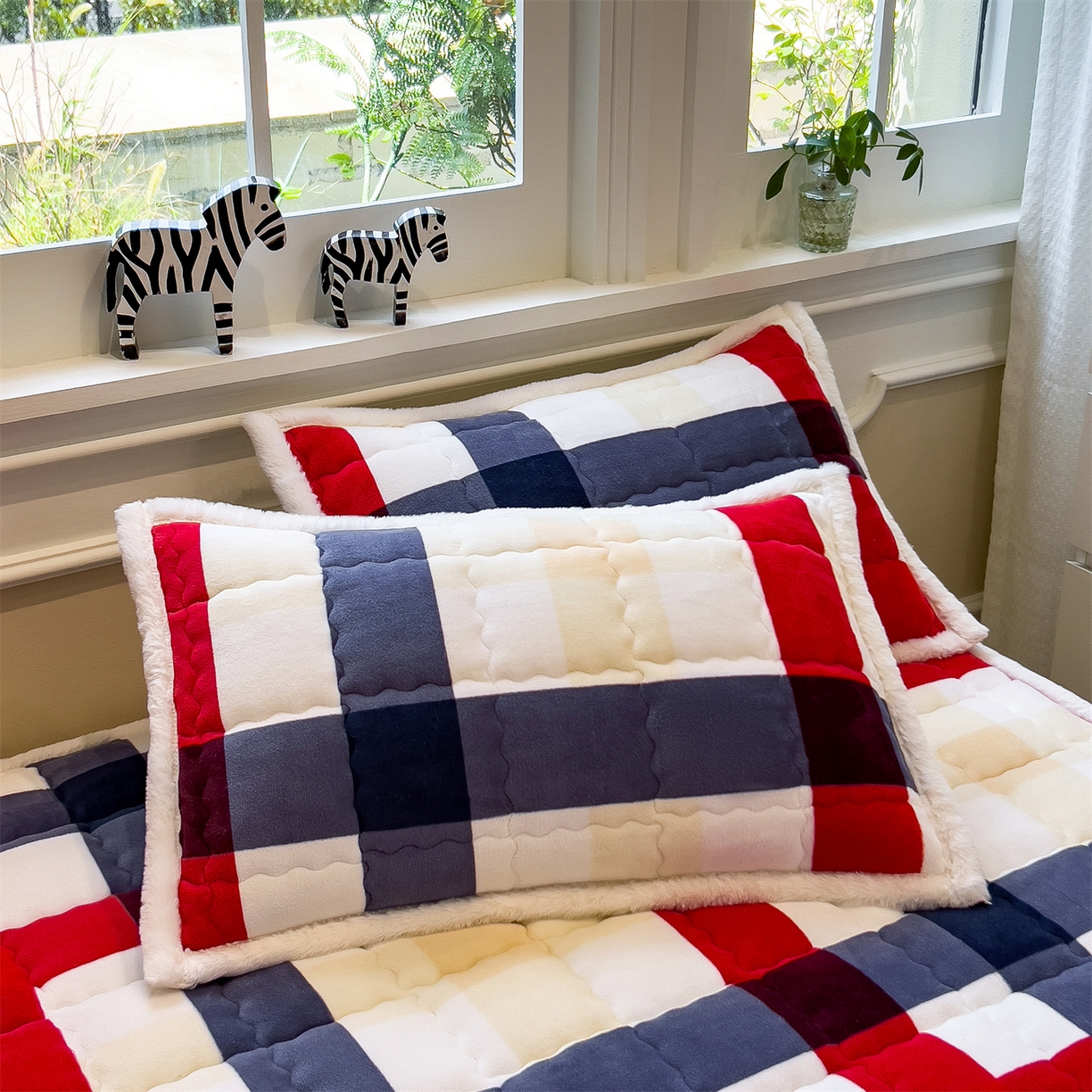 91家纺网 家纺一手货源 找家纺 迪梦思家纺 2025新款A类牛奶绒无印风格子床褥床护垫学生床垫--大床图 平铺款-红蓝格