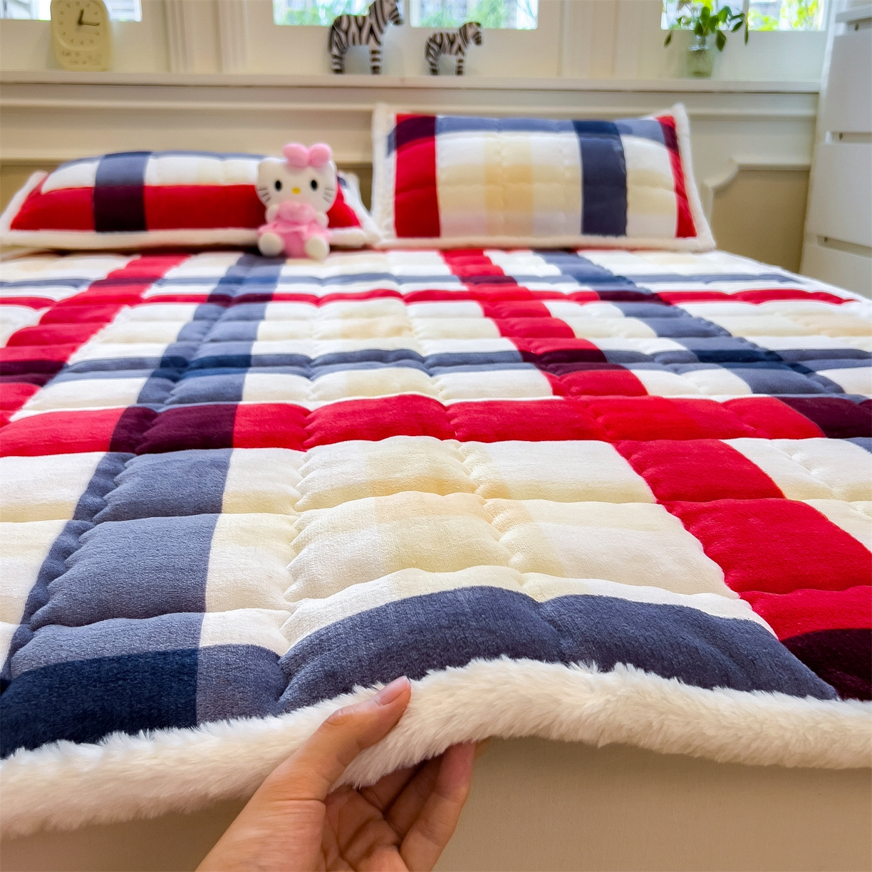91家纺网 家纺一手货源 找家纺 迪梦思家纺 2025新款A类牛奶绒无印风格子床褥床护垫学生床垫--大床图 平铺款-红蓝格