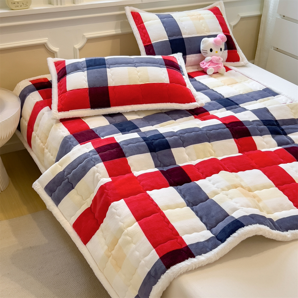 91家纺网 家纺一手货源 找家纺 迪梦思家纺 2025新款A类牛奶绒无印风格子床褥床护垫学生床垫--大床图 平铺款-红蓝格