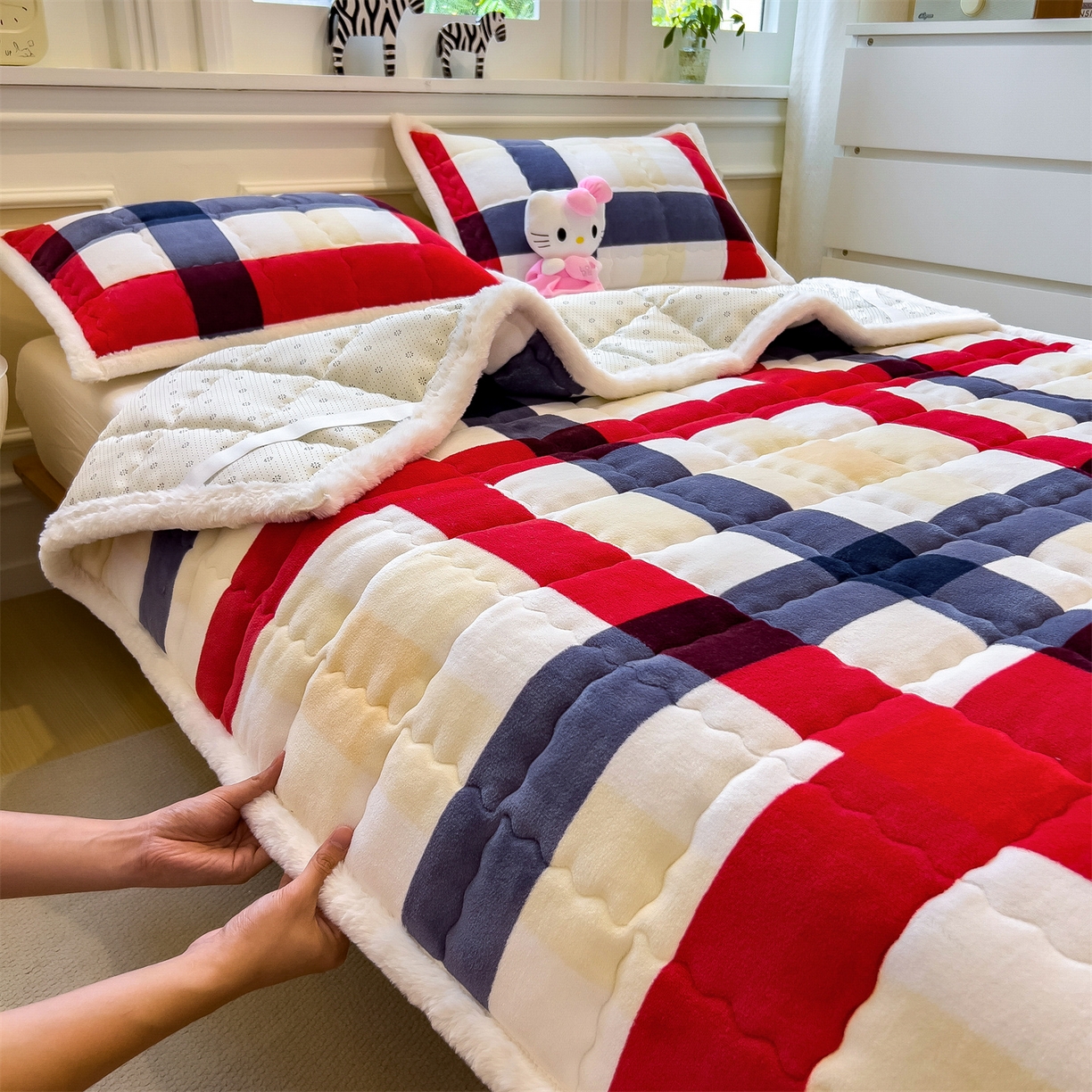 91家纺网 家纺一手货源 找家纺 迪梦思家纺 2025新款A类牛奶绒无印风格子床褥床护垫学生床垫--大床图 平铺款-红蓝格