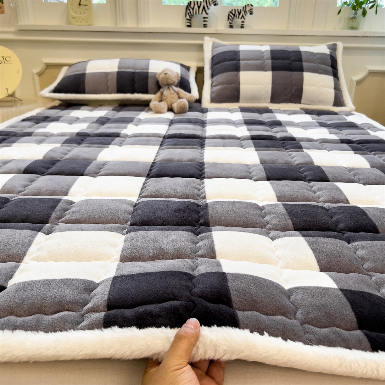 迪梦思家纺 2025新款A类牛奶绒无印风格子床褥床护垫学生床垫--大床图 平铺款-灰简格