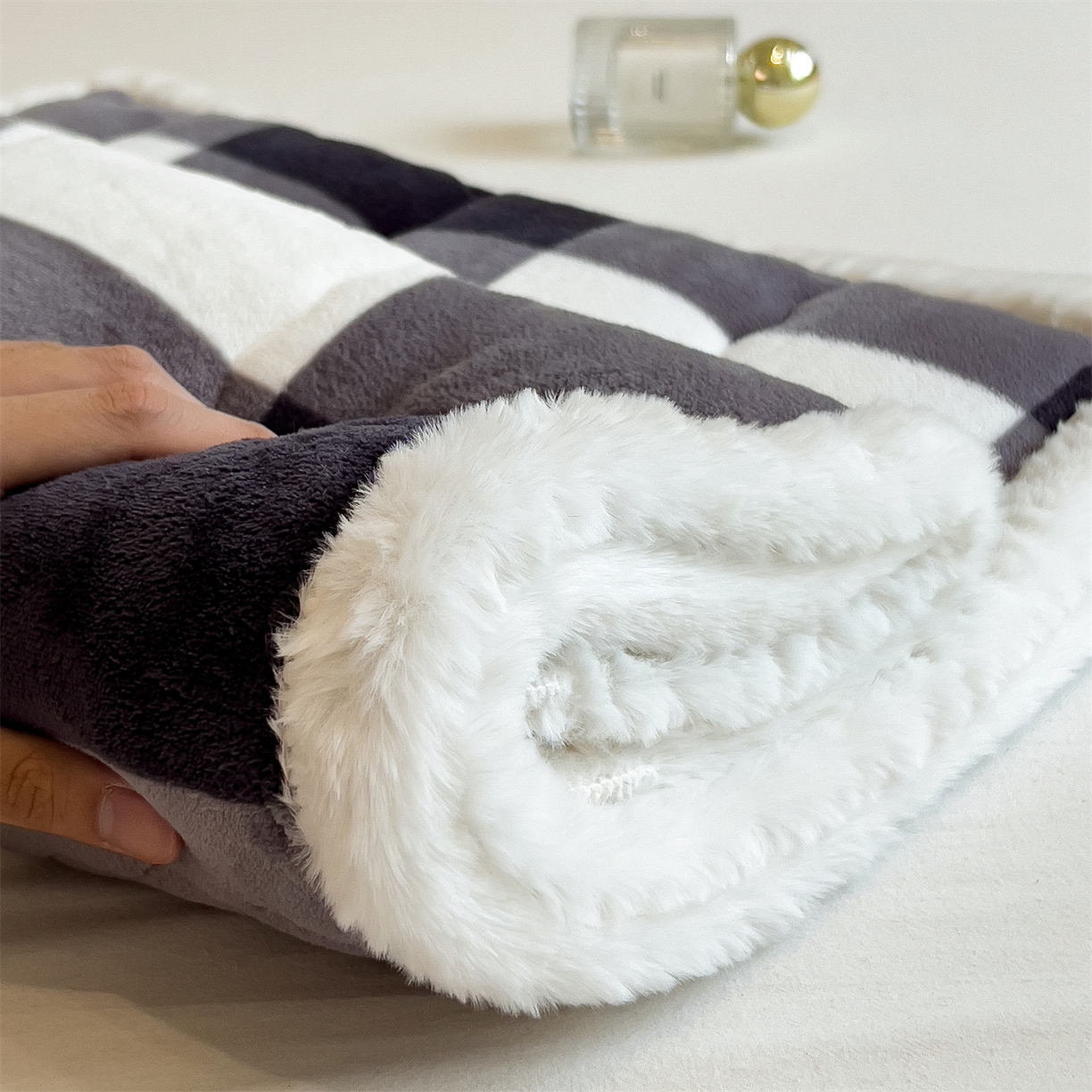 91家纺网 家纺一手货源 找家纺 迪梦思家纺 2025新款A类牛奶绒无印风格子床褥床护垫学生床垫--大床图 平铺款-灰简格