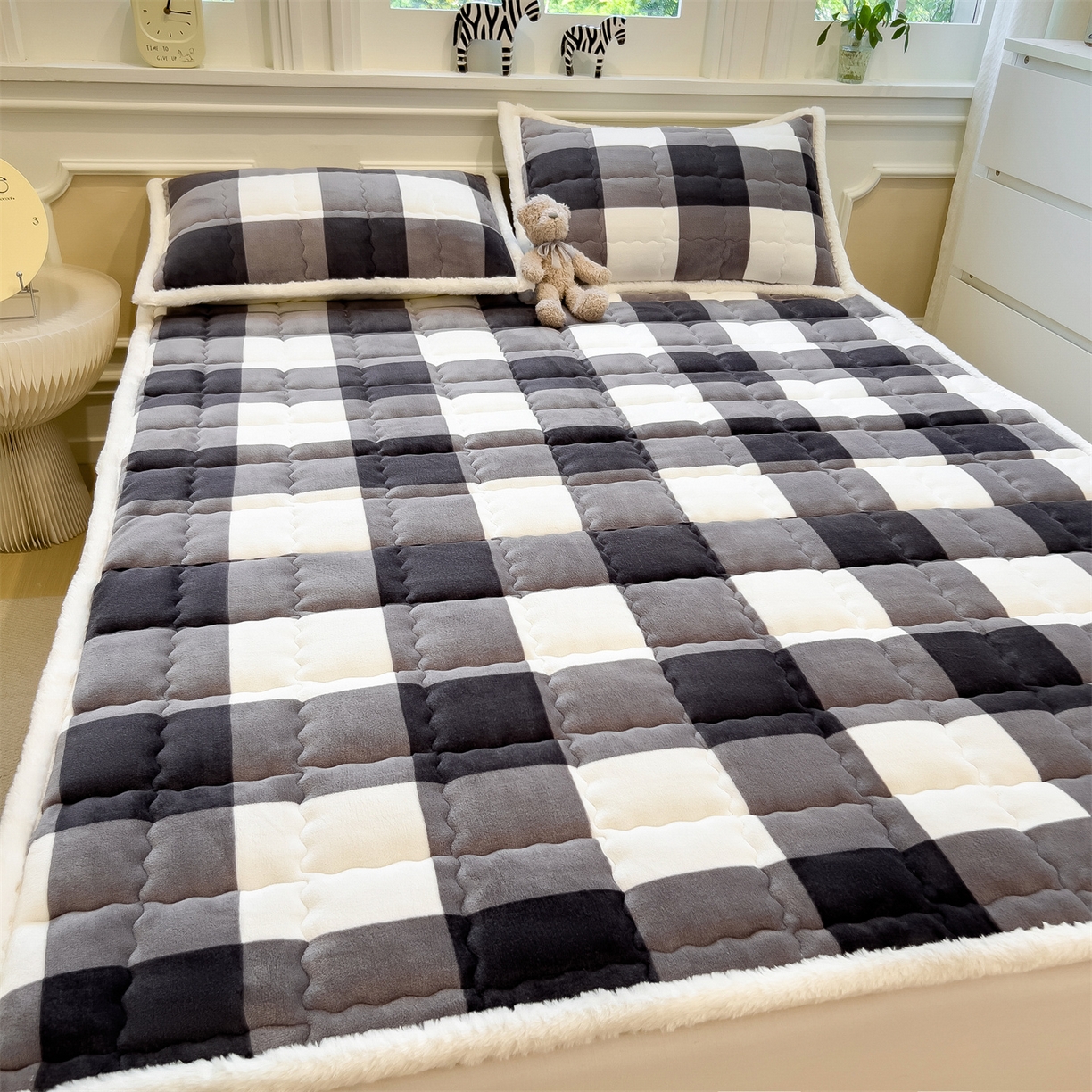 91家纺网 家纺一手货源 找家纺 迪梦思家纺 2025新款A类牛奶绒无印风格子床褥床护垫学生床垫--大床图 平铺款-灰简格