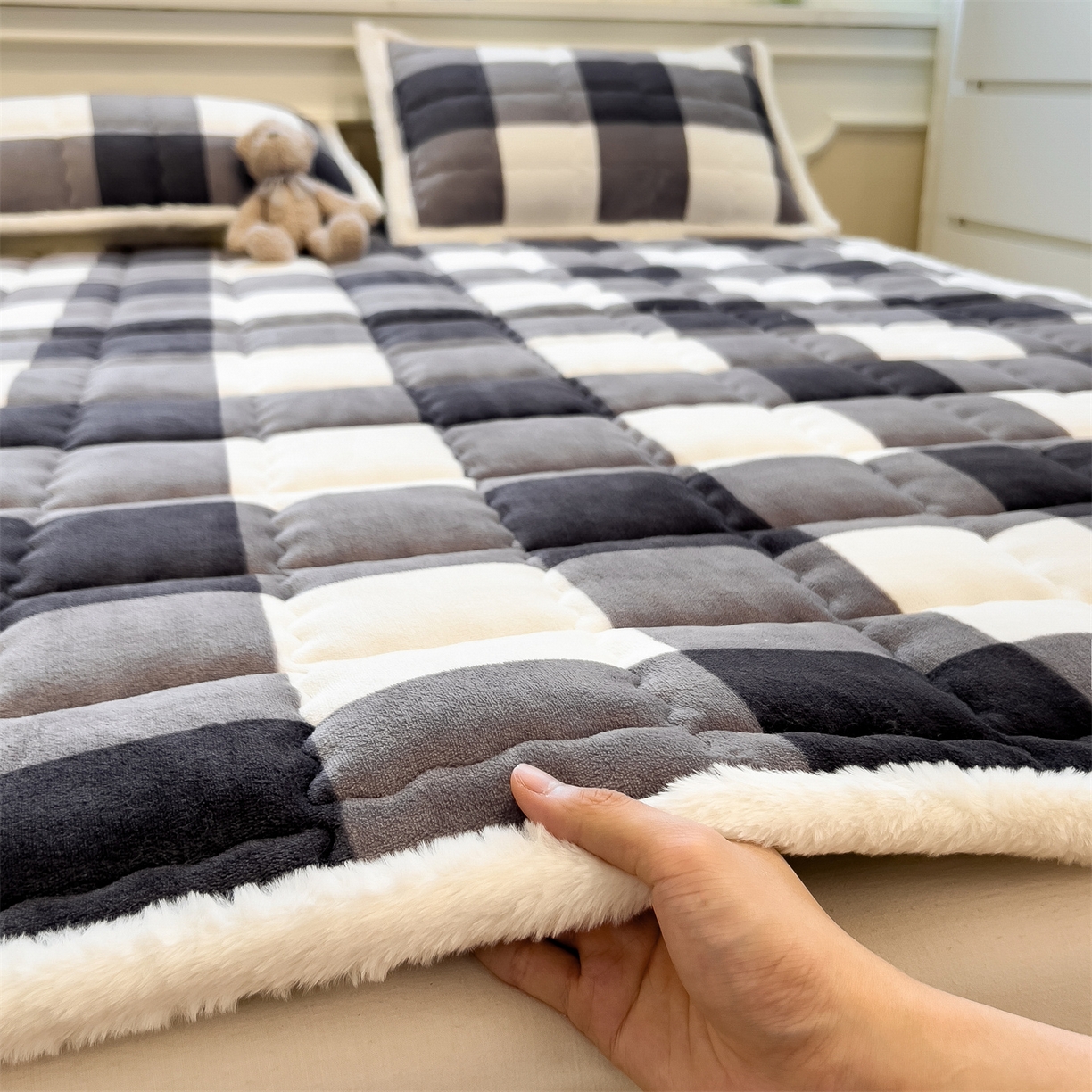 91家纺网 家纺一手货源 找家纺 迪梦思家纺 2025新款A类牛奶绒无印风格子床褥床护垫学生床垫--大床图 平铺款-灰简格
