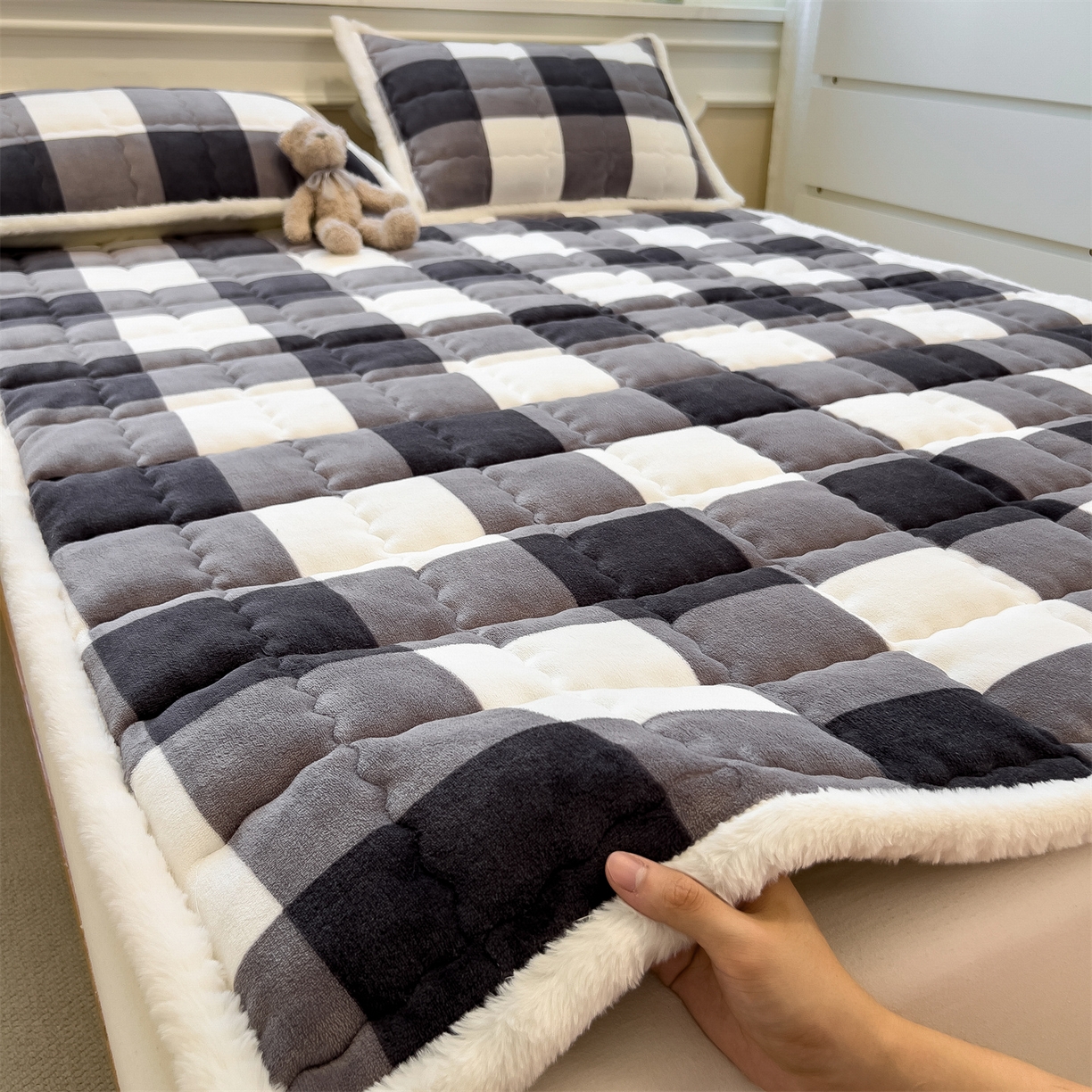 91家纺网 家纺一手货源 找家纺 迪梦思家纺 2025新款A类牛奶绒无印风格子床褥床护垫学生床垫--大床图 平铺款-灰简格