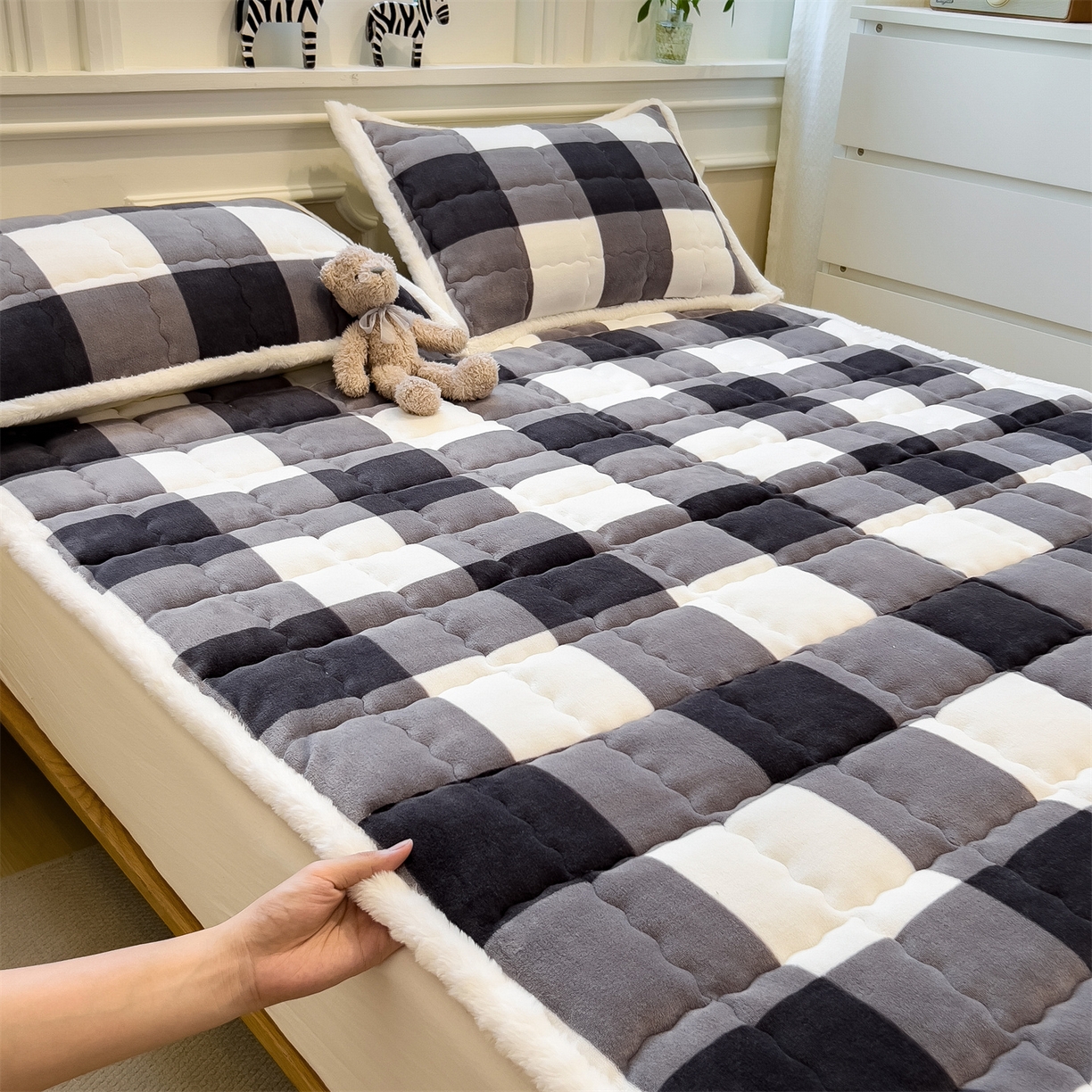91家纺网 家纺一手货源 找家纺 迪梦思家纺 2025新款A类牛奶绒无印风格子床褥床护垫学生床垫--大床图 平铺款-灰简格