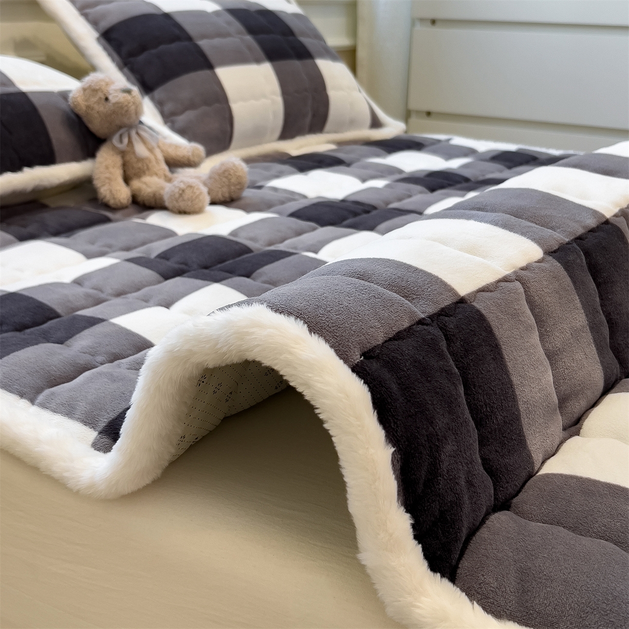 91家纺网 家纺一手货源 找家纺 迪梦思家纺 2025新款A类牛奶绒无印风格子床褥床护垫学生床垫--大床图 平铺款-灰简格