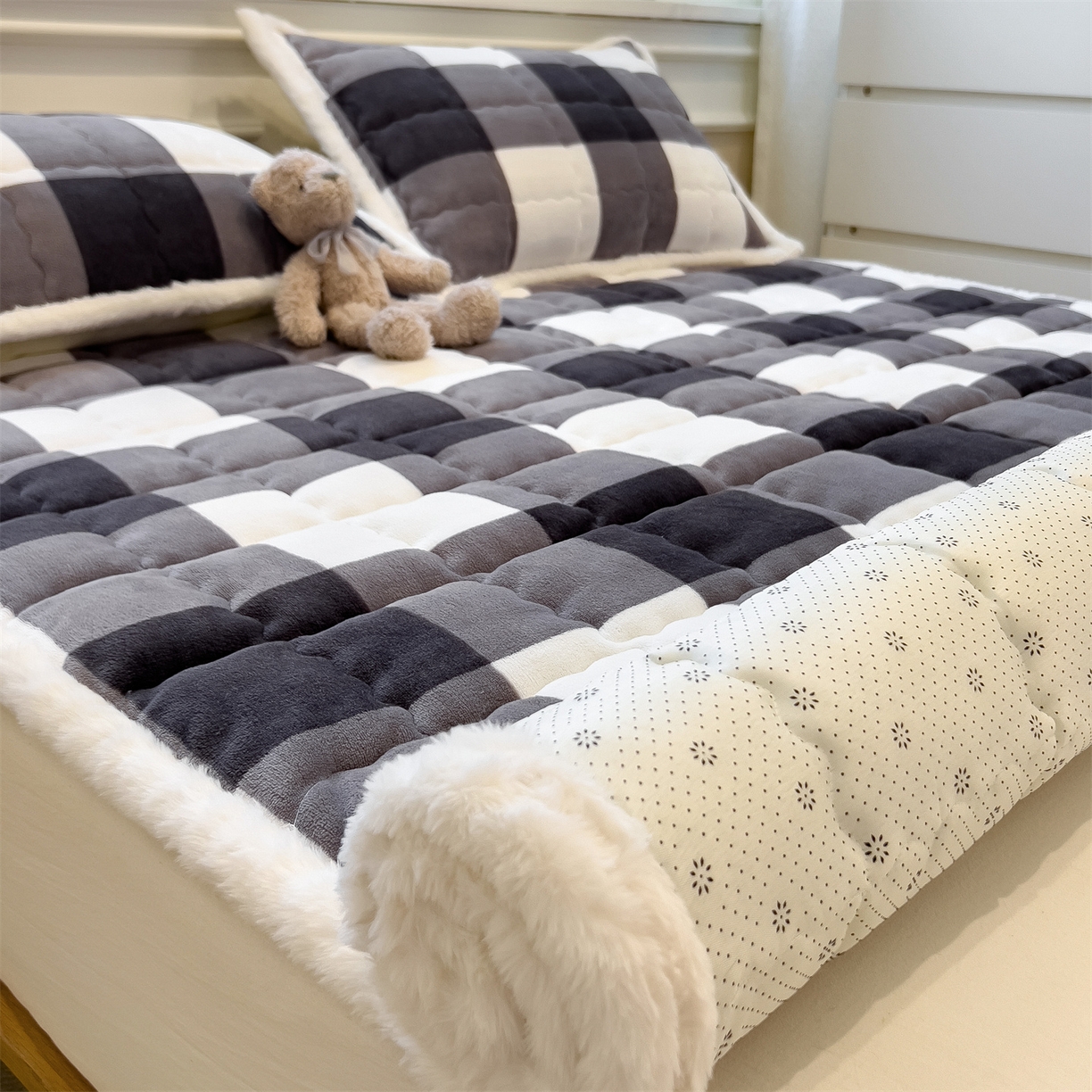 91家纺网 家纺一手货源 找家纺 迪梦思家纺 2025新款A类牛奶绒无印风格子床褥床护垫学生床垫--大床图 平铺款-灰简格