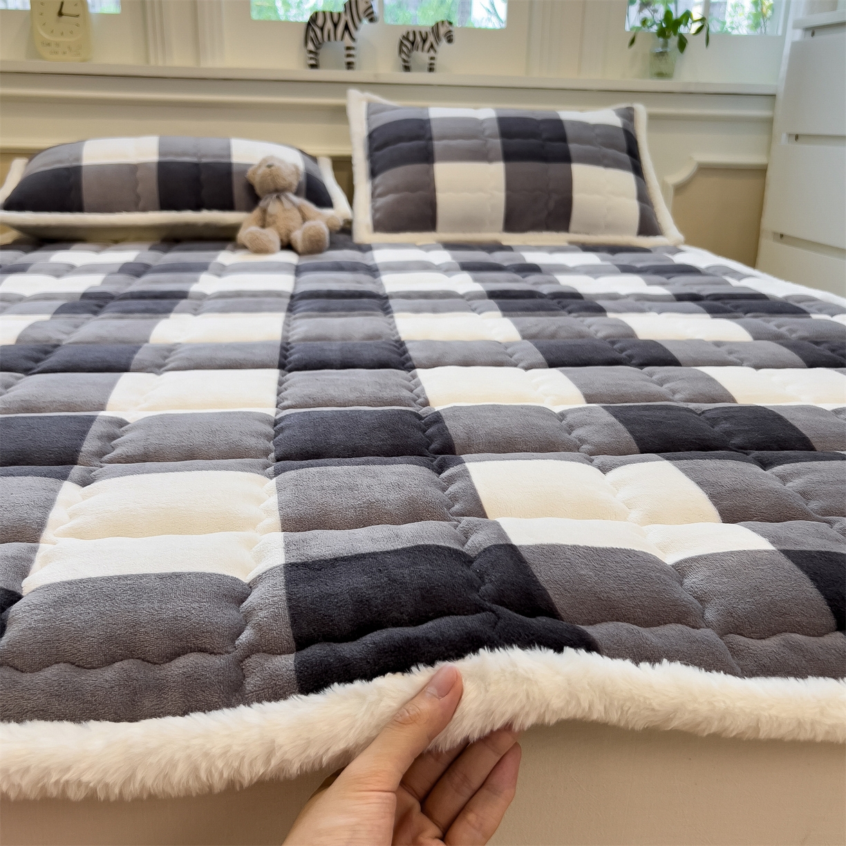 91家纺网 家纺一手货源 找家纺 迪梦思家纺 2025新款A类牛奶绒无印风格子床褥床护垫学生床垫--大床图 平铺款-灰简格