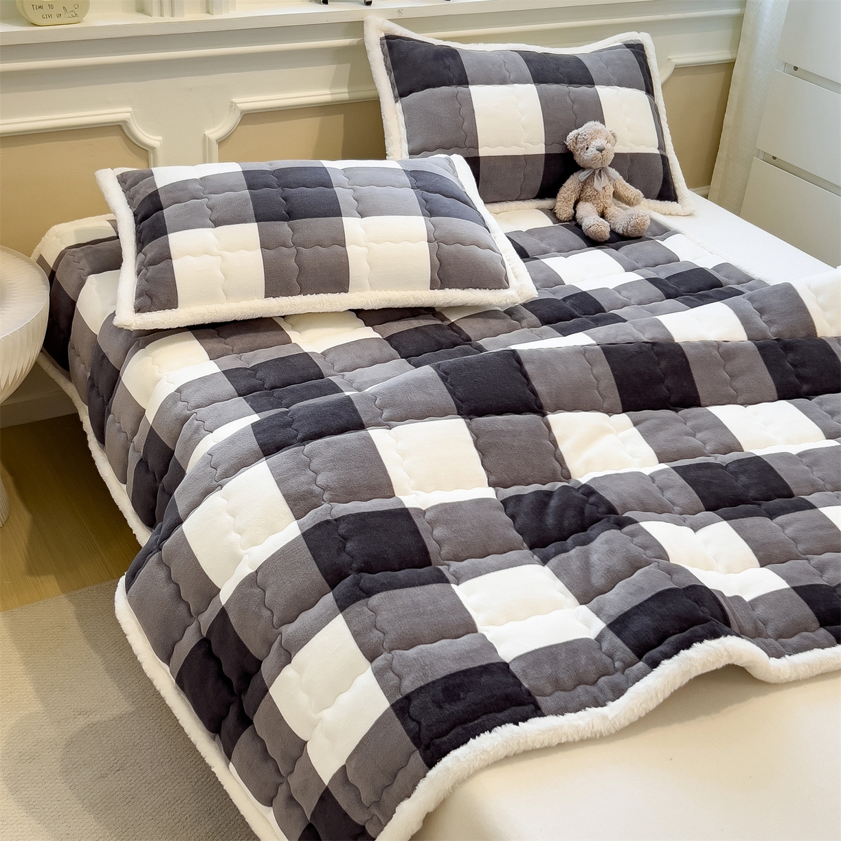 91家纺网 家纺一手货源 找家纺 迪梦思家纺 2025新款A类牛奶绒无印风格子床褥床护垫学生床垫--大床图 平铺款-灰简格