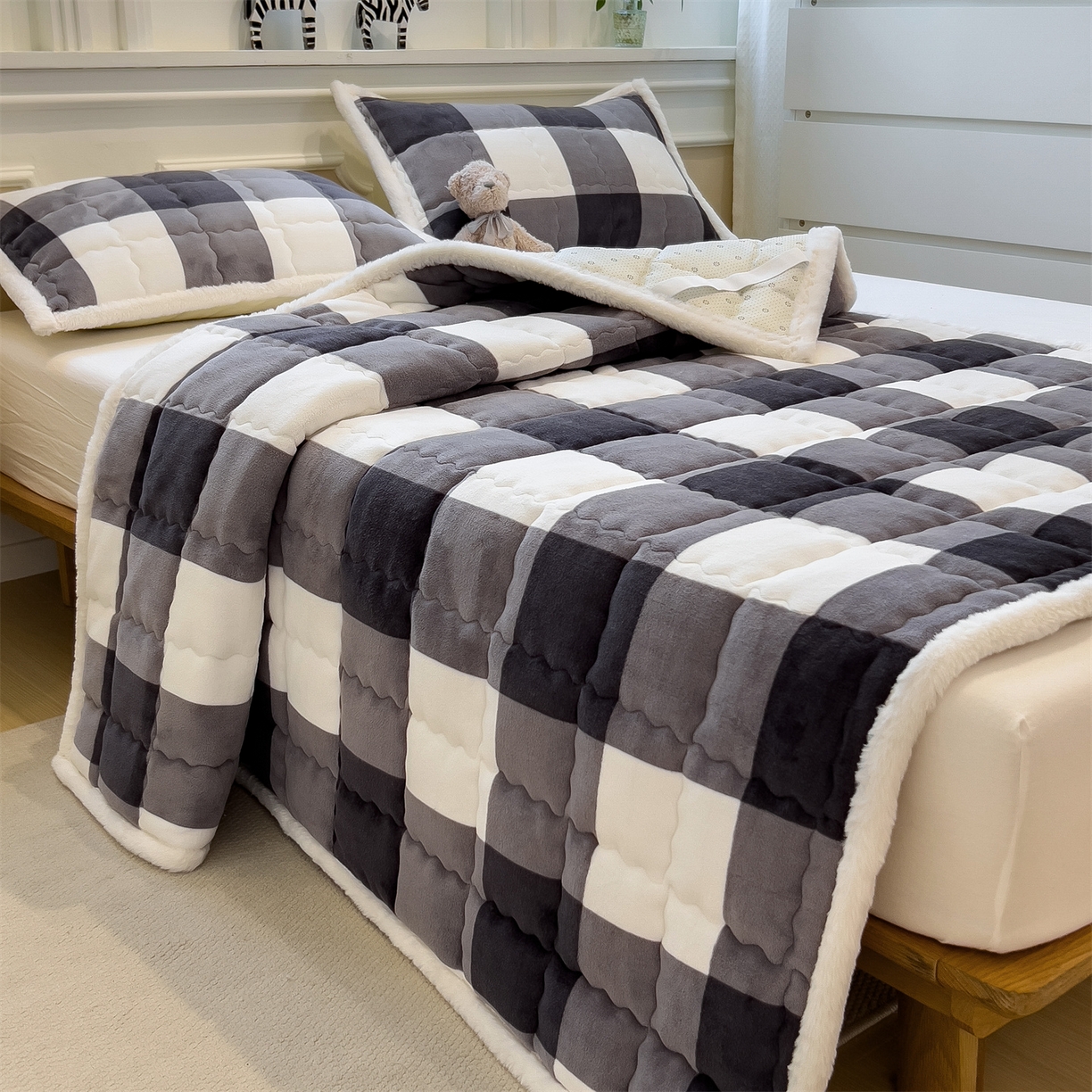 91家纺网 家纺一手货源 找家纺 迪梦思家纺 2025新款A类牛奶绒无印风格子床褥床护垫学生床垫--大床图 平铺款-灰简格